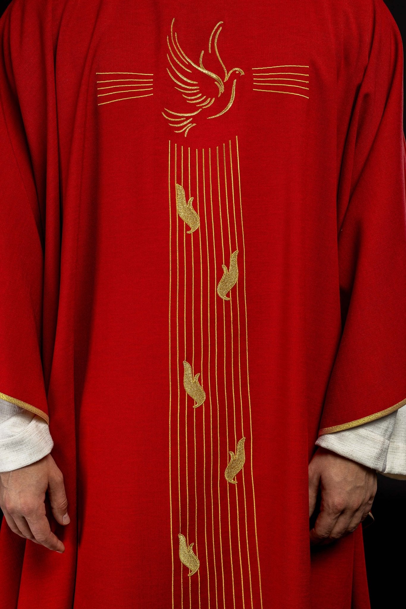 Chasuble rouge avec bordure dorée et broderie du Saint - Esprit KOR/218/02/62 CZERWONY - CHASUBLES.FR