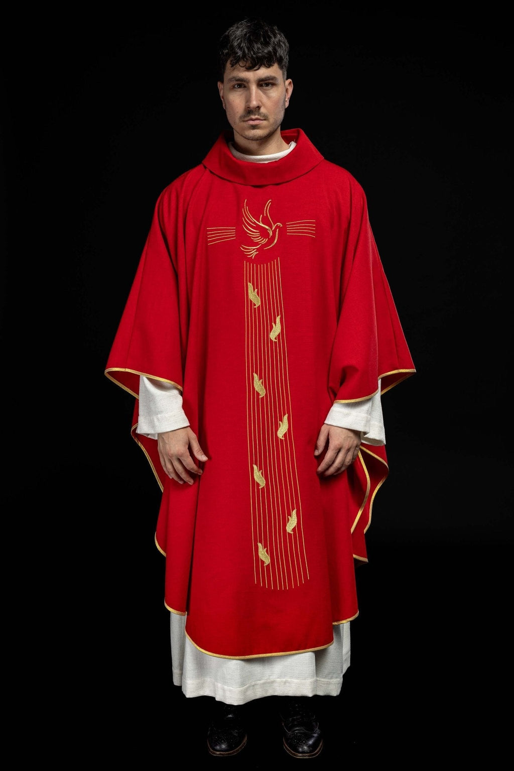 Chasuble rouge avec bordure dorée et broderie du Saint - Esprit KOR/218/02/62 CZERWONY - CHASUBLES.FR