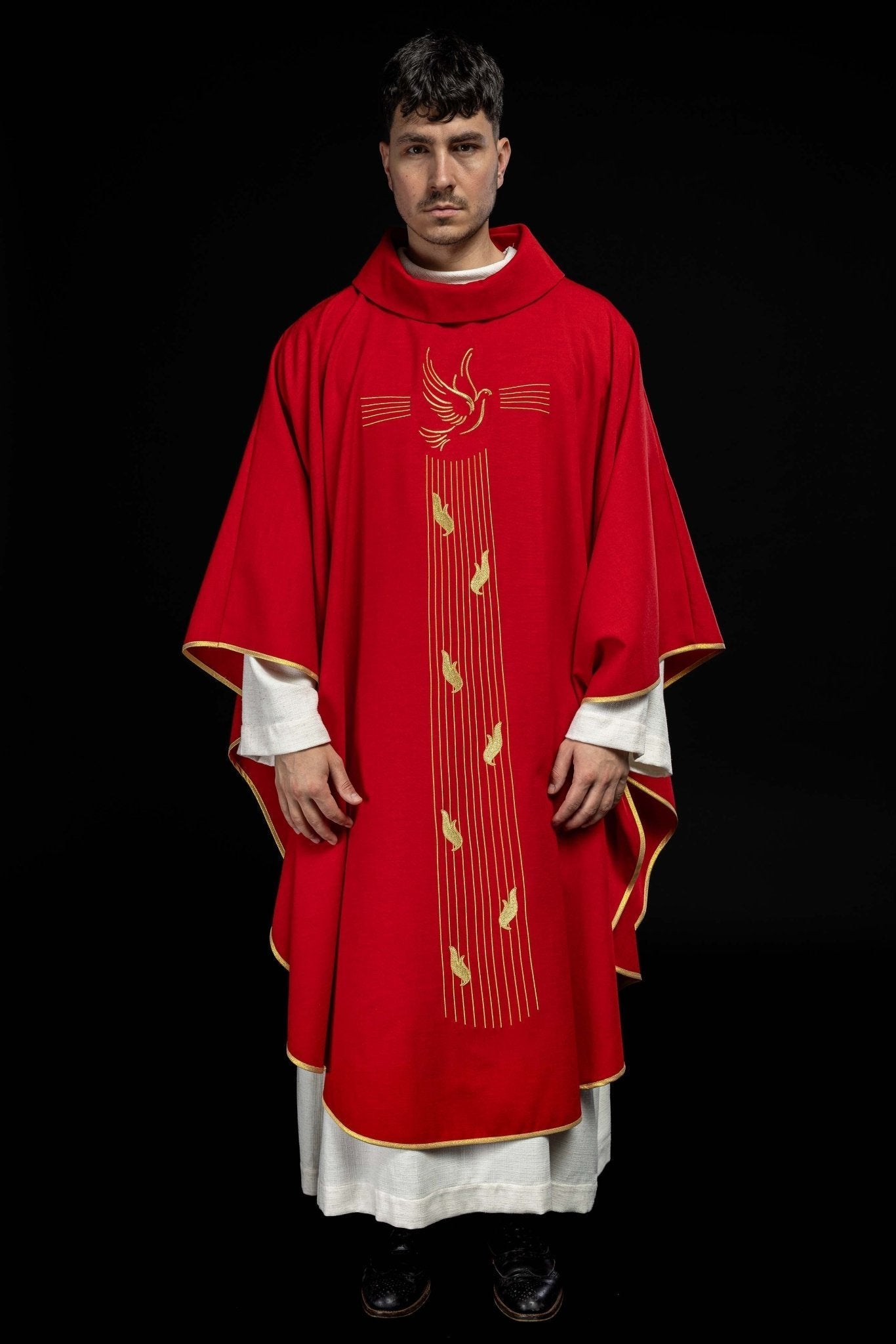 Chasuble rouge avec bordure dorée et broderie du Saint - Esprit KOR/218/02/62 CZERWONY - CHASUBLES.FR
