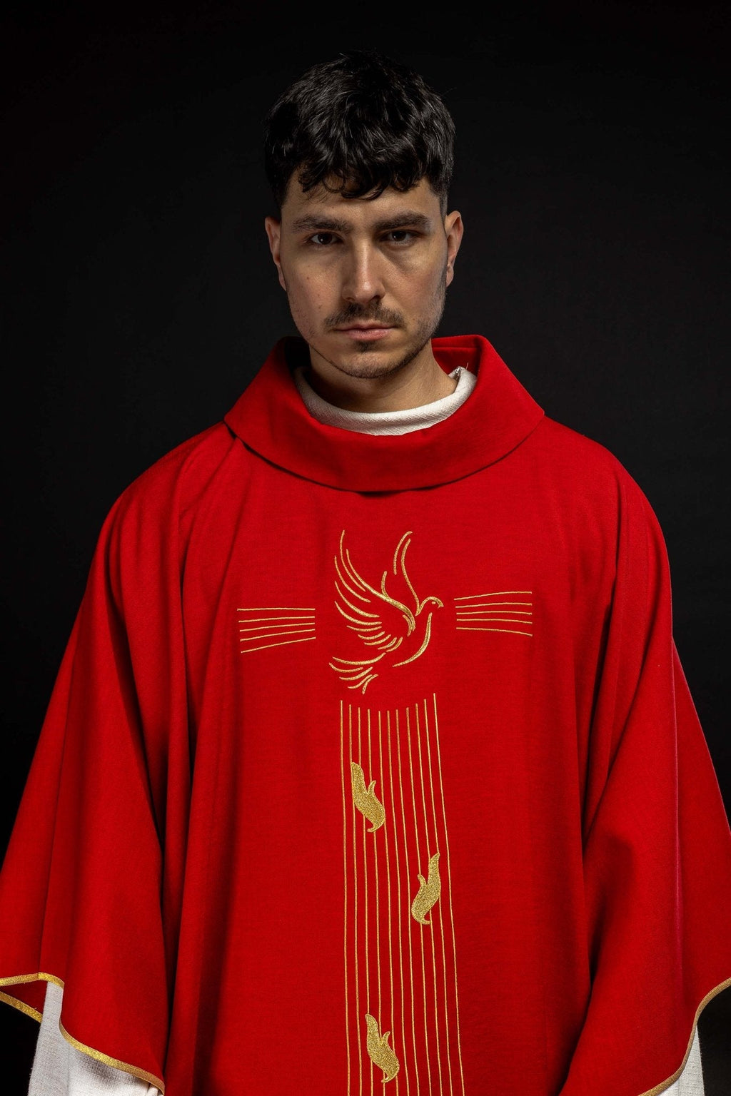 Chasuble rouge avec bordure dorée et broderie du Saint - Esprit KOR/218/02/62 CZERWONY - CHASUBLES.FR