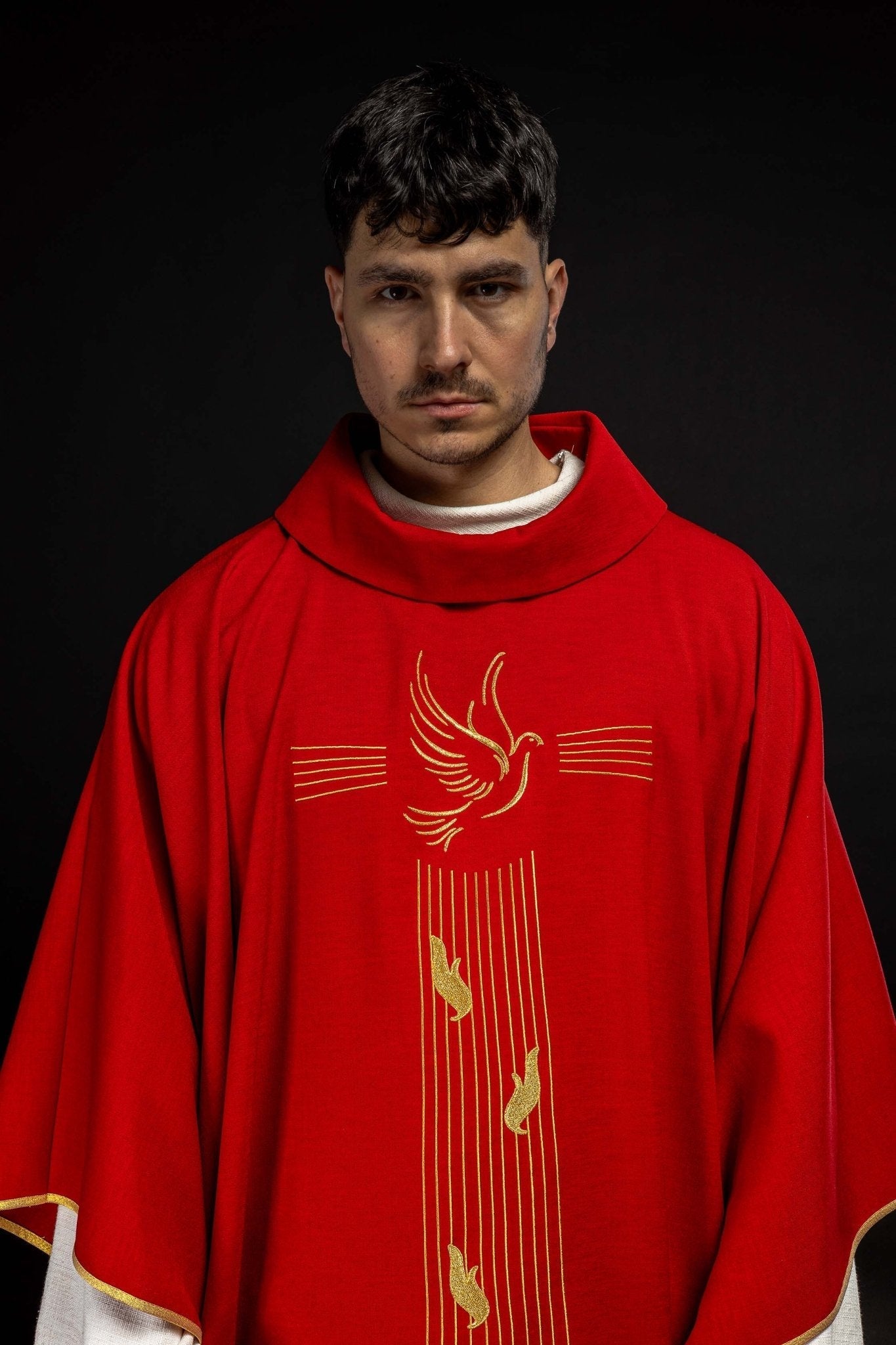 Chasuble rouge avec bordure dorée et broderie du Saint - Esprit KOR/218/02/62 CZERWONY - CHASUBLES.FR