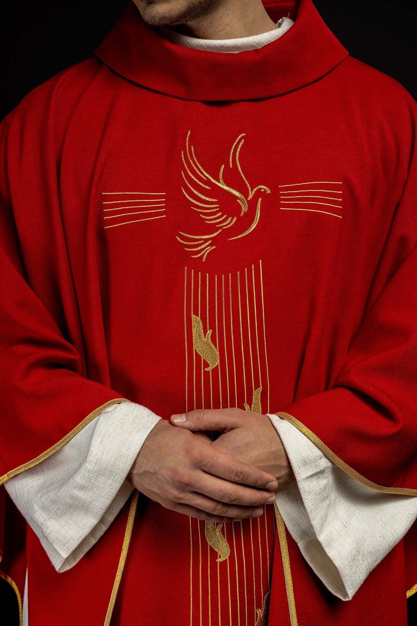 Chasuble rouge avec bordure dorée et broderie du Saint - Esprit KOR/218/02/62 CZERWONY - CHASUBLES.FR