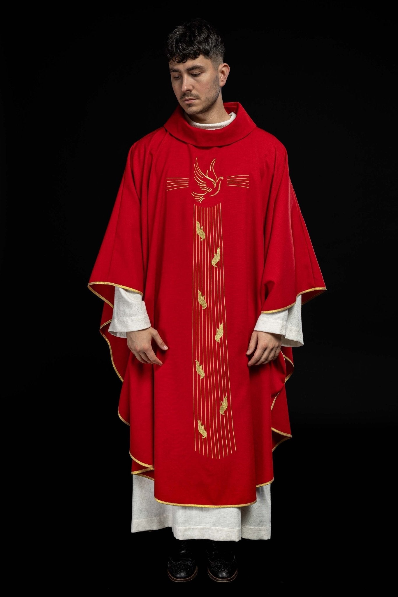 Chasuble rouge avec bordure dorée et broderie du Saint - Esprit KOR/218/02/62 CZERWONY - CHASUBLES.FR