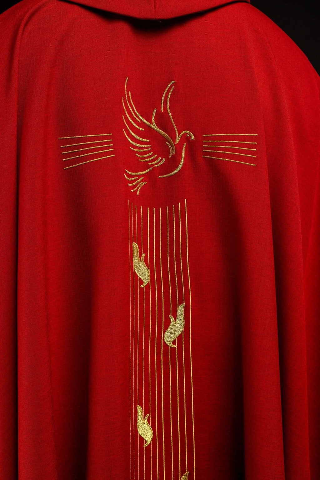Chasuble rouge avec bordure dorée et broderie du Saint - Esprit KOR/218/02/62 CZERWONY - CHASUBLES.FR