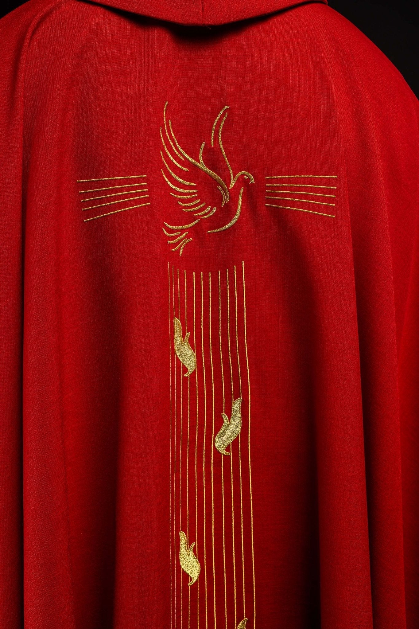 Chasuble rouge avec bordure dorée et broderie du Saint - Esprit KOR/218/02/62 CZERWONY - CHASUBLES.FR