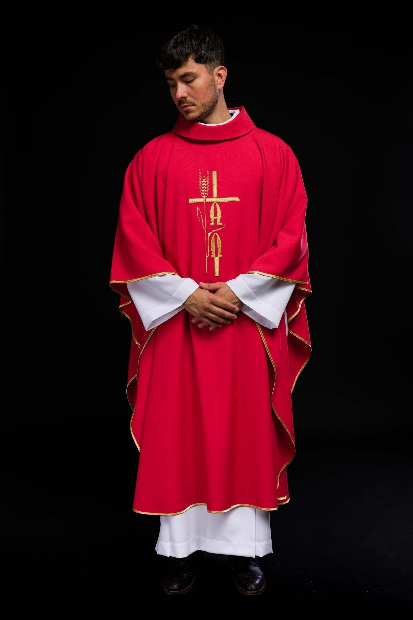 Chasuble rouge avec broderie Alpha Omega KOR/013/02/12 CZERWONY - CHASUBLES.FR