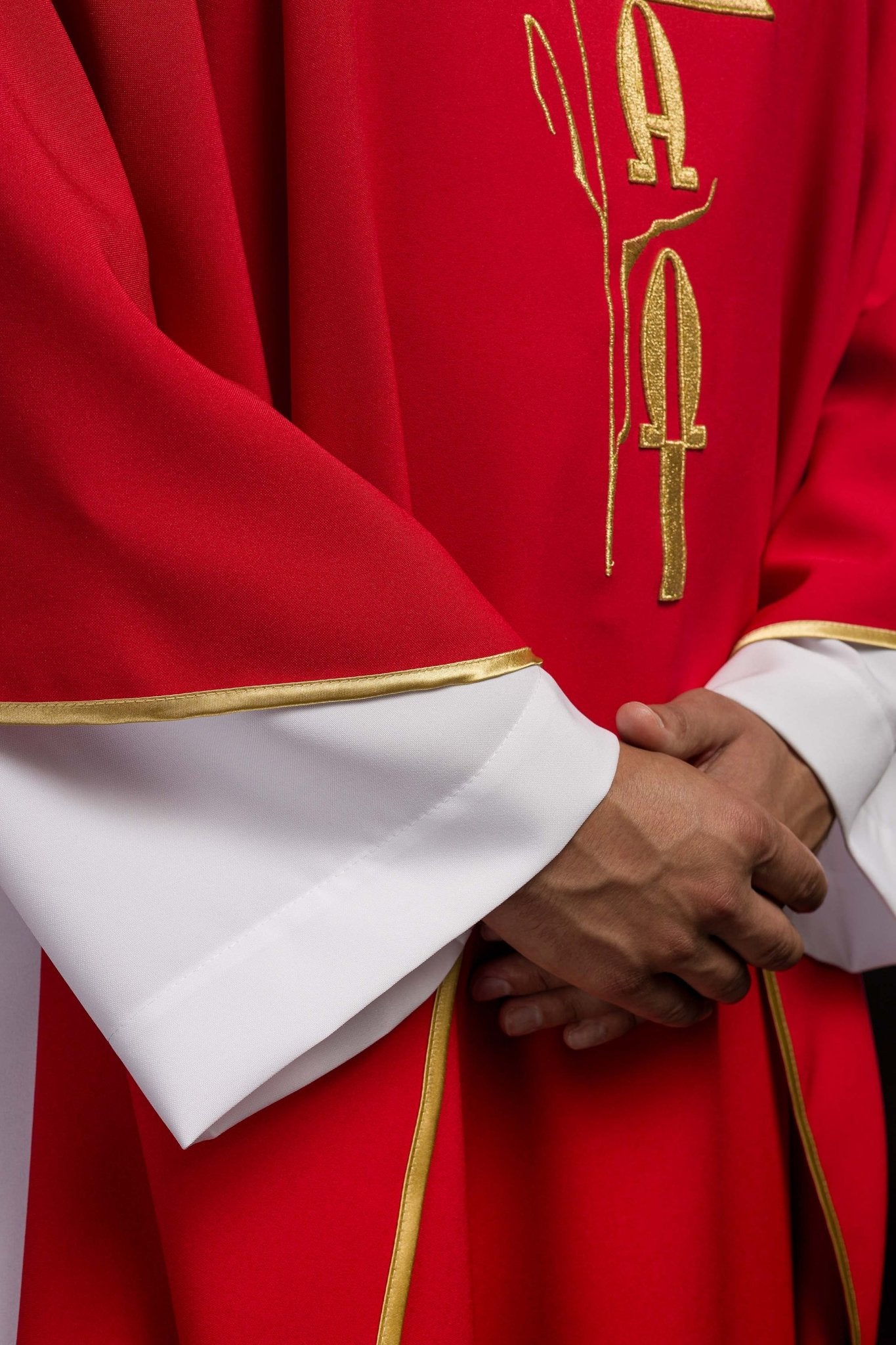 Chasuble rouge avec broderie Alpha Omega KOR/013/02/12 CZERWONY - CHASUBLES.FR