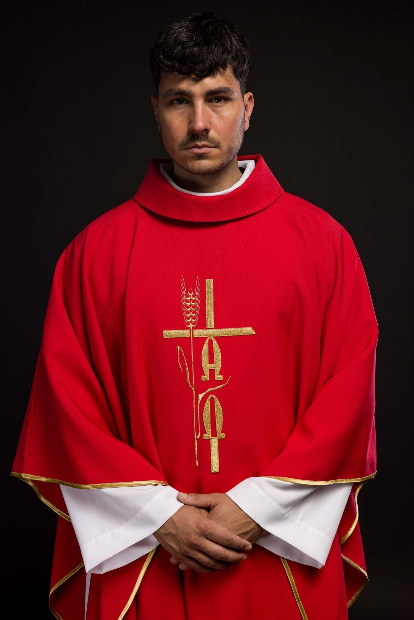 Chasuble rouge avec broderie Alpha Omega KOR/013/02/12 CZERWONY - CHASUBLES.FR