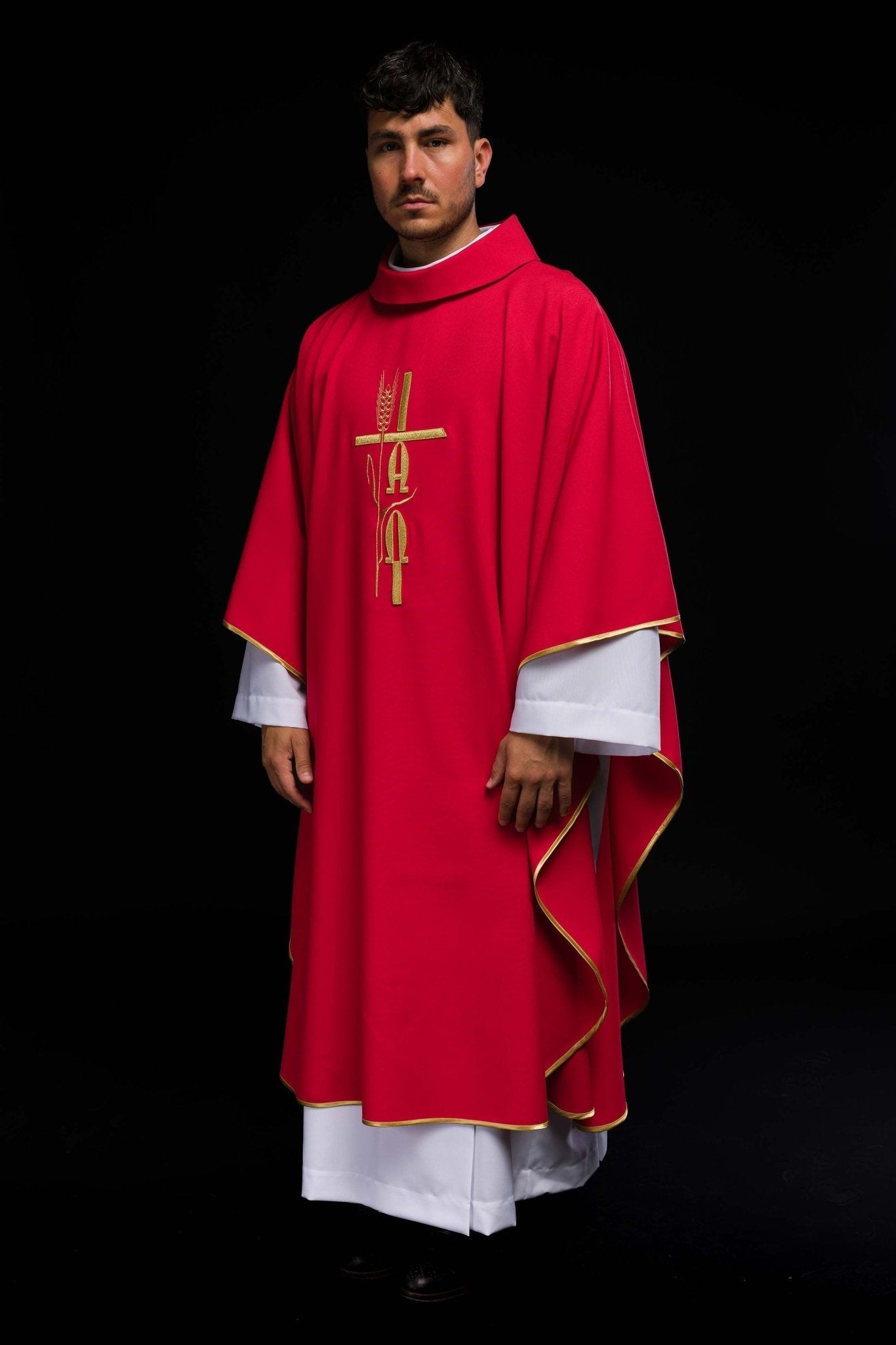 Chasuble rouge avec broderie Alpha Omega KOR/013/02/12 CZERWONY - CHASUBLES.FR