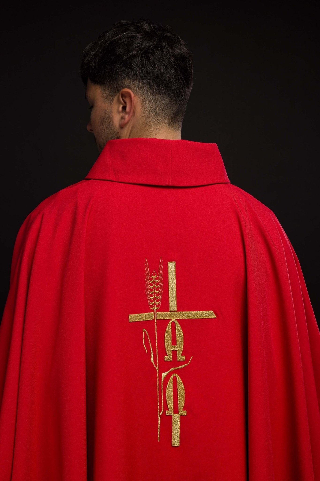 Chasuble rouge avec broderie Alpha Omega KOR/013/02/12 CZERWONY - CHASUBLES.FR