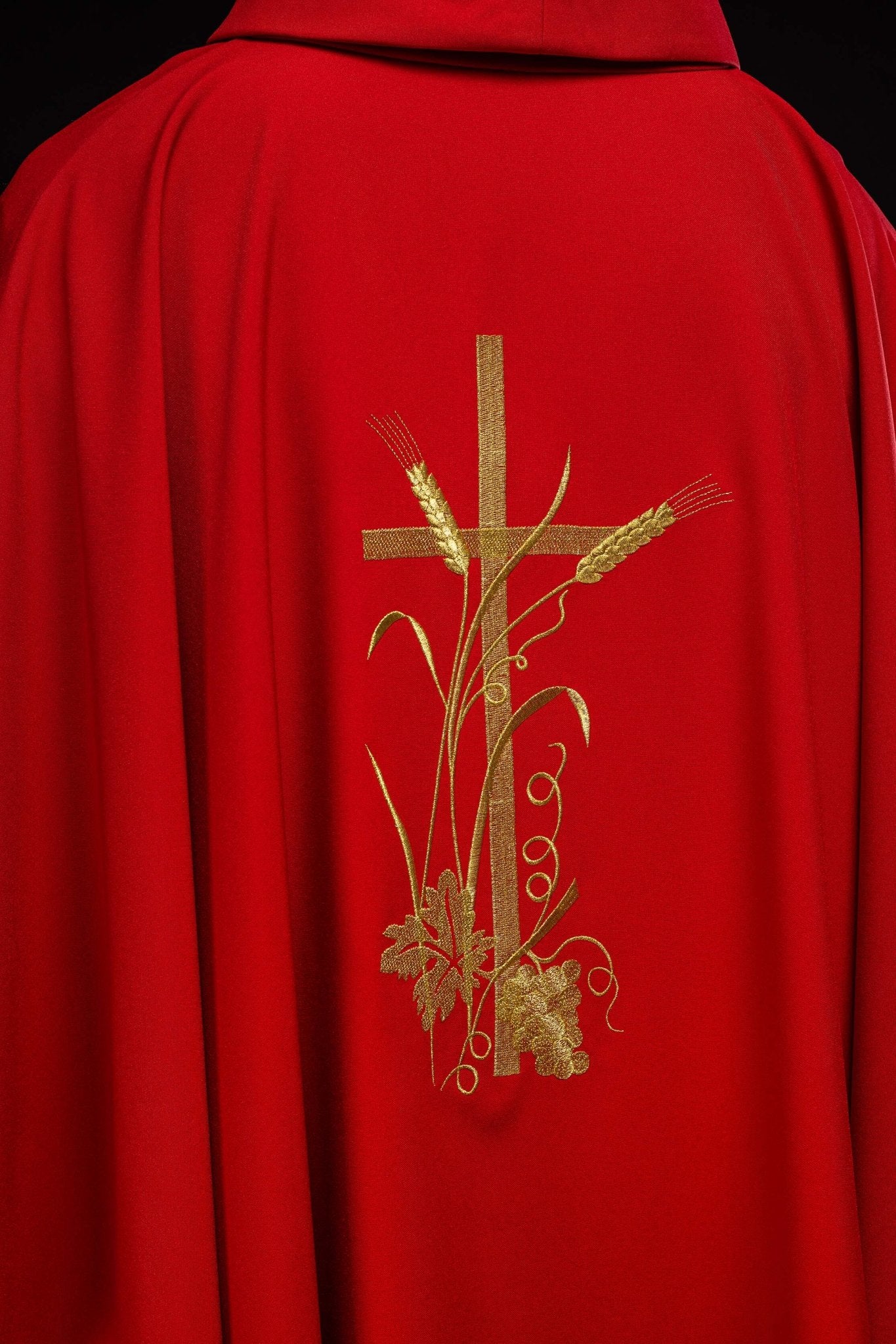 Chasuble rouge avec broderie de croix dorée KOR/026/02/12 CZERWONY - CHASUBLES.FR