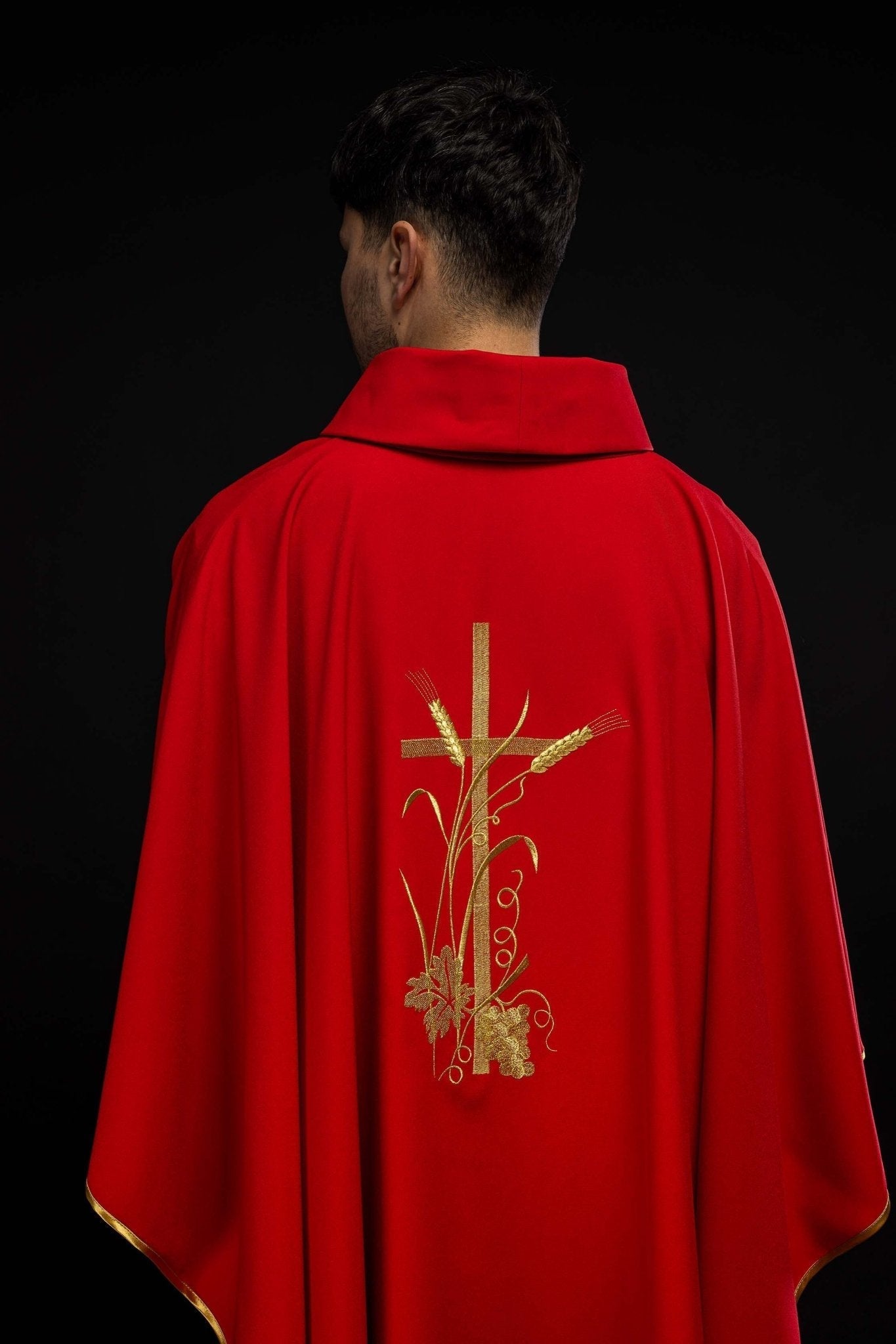 Chasuble rouge avec broderie de croix dorée KOR/026/02/12 CZERWONY - CHASUBLES.FR