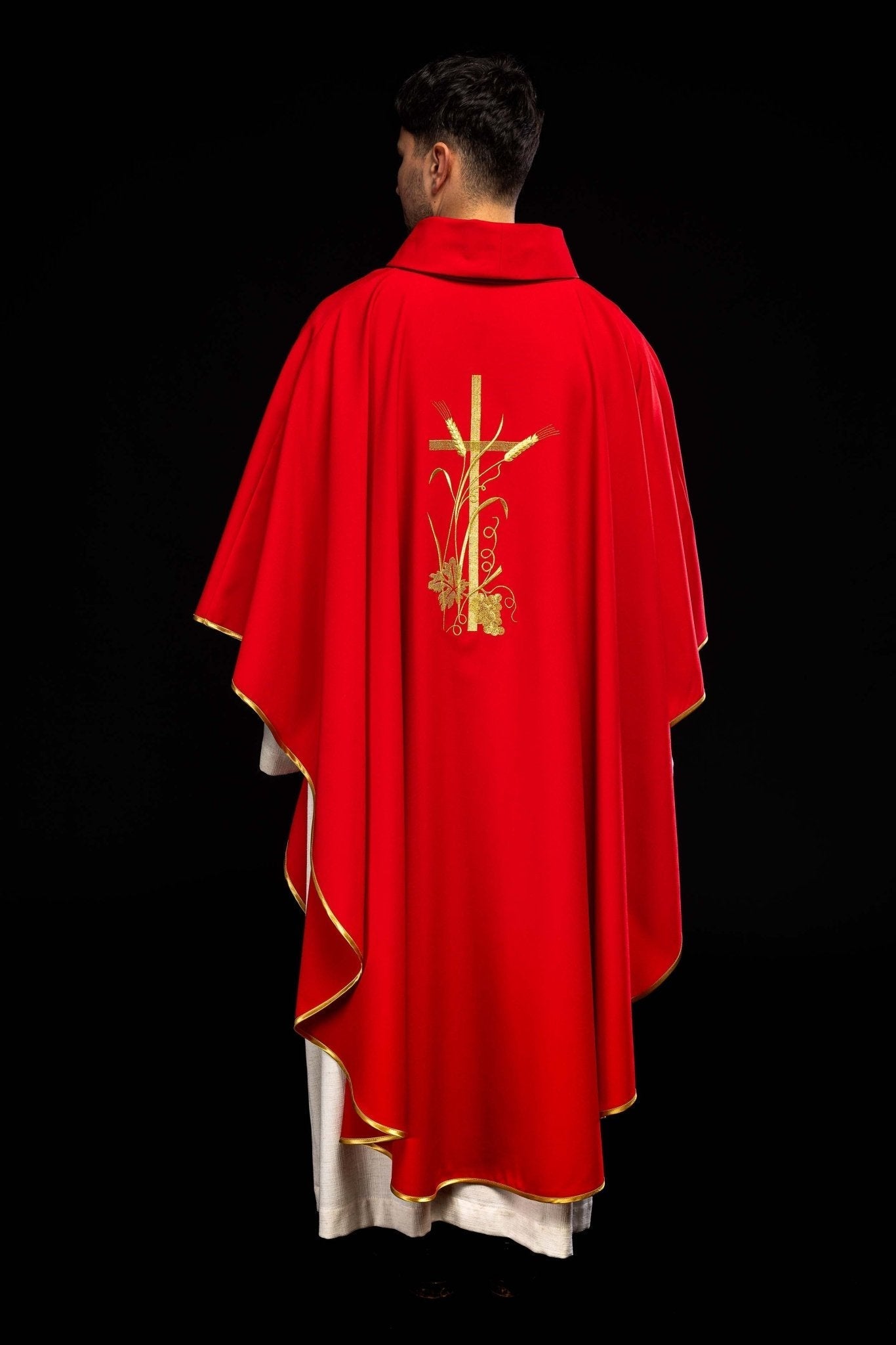 Chasuble rouge avec broderie de croix dorée KOR/026/02/12 CZERWONY - CHASUBLES.FR