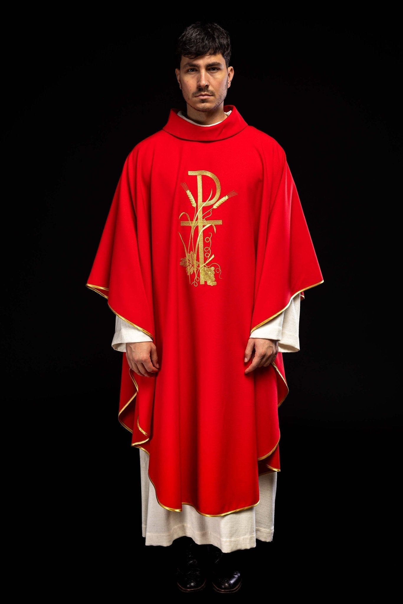 Chasuble rouge avec broderie de croix dorée KOR/026/02/12 CZERWONY - CHASUBLES.FR