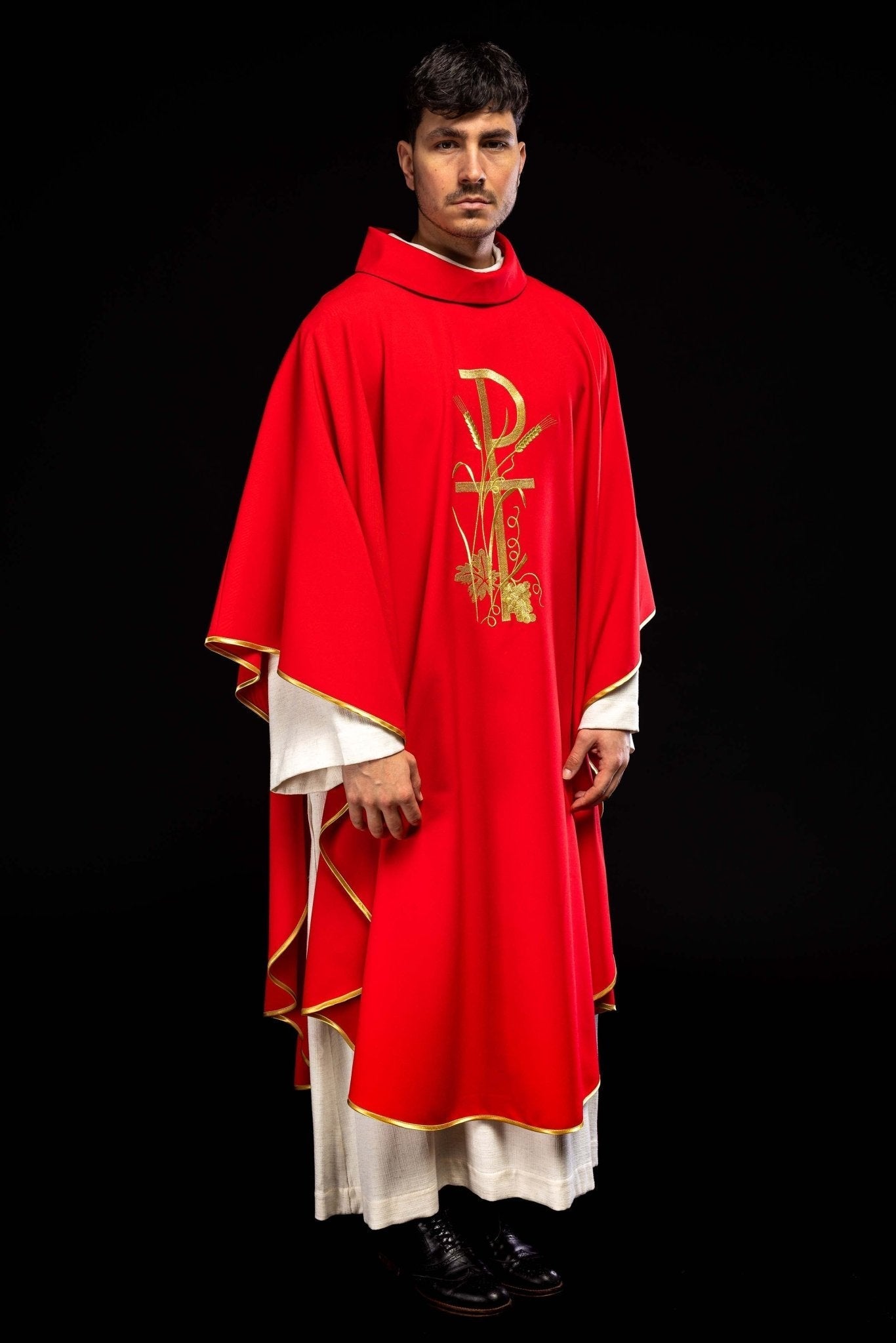 Chasuble rouge avec broderie de croix dorée KOR/026/02/12 CZERWONY - CHASUBLES.FR