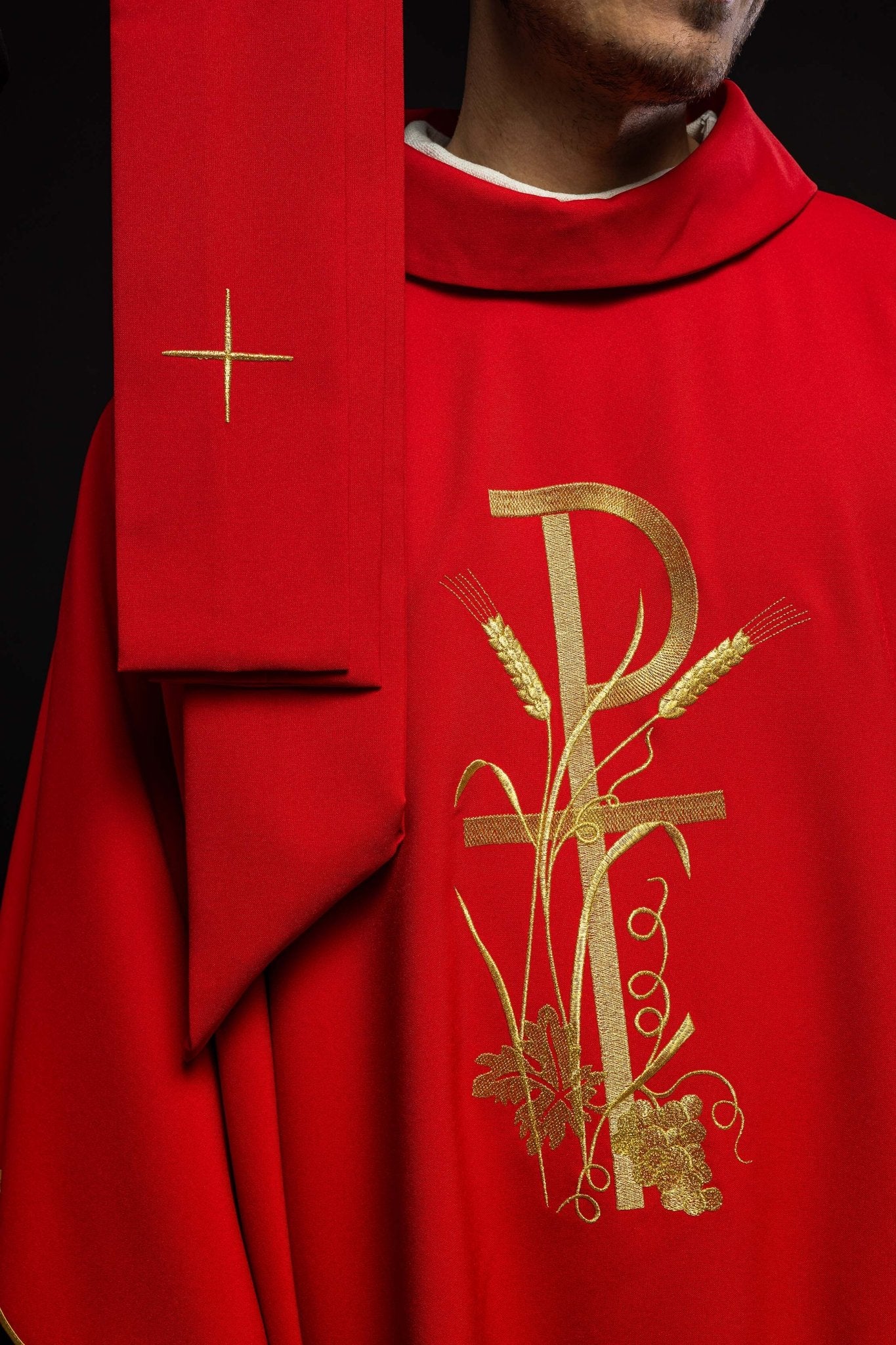 Chasuble rouge avec broderie de croix dorée KOR/026/02/12 CZERWONY - CHASUBLES.FR