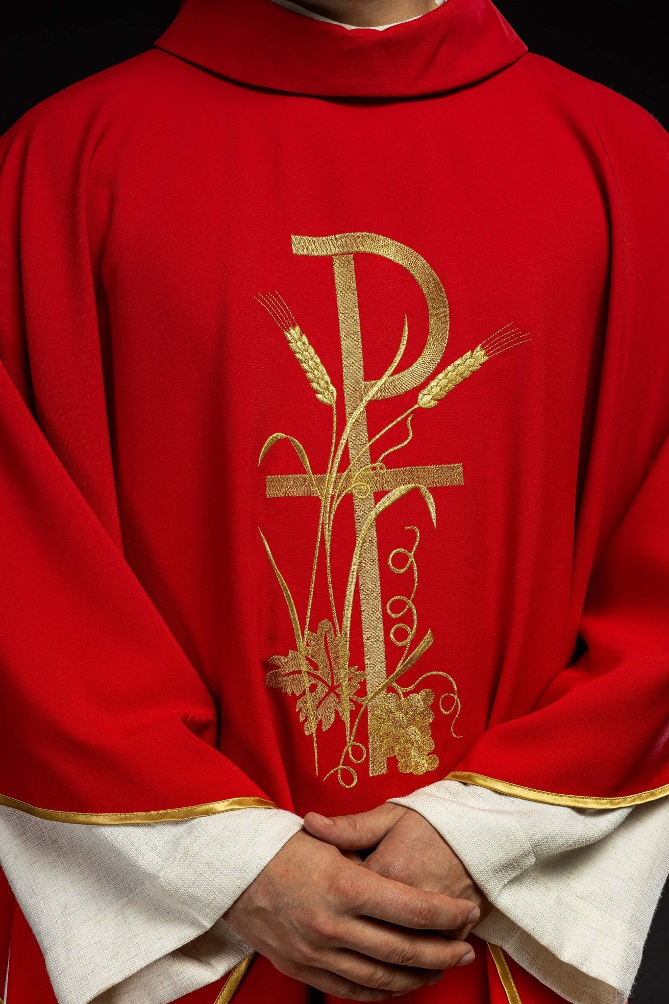 Chasuble rouge avec broderie de croix dorée KOR/026/02/12 CZERWONY - CHASUBLES.FR