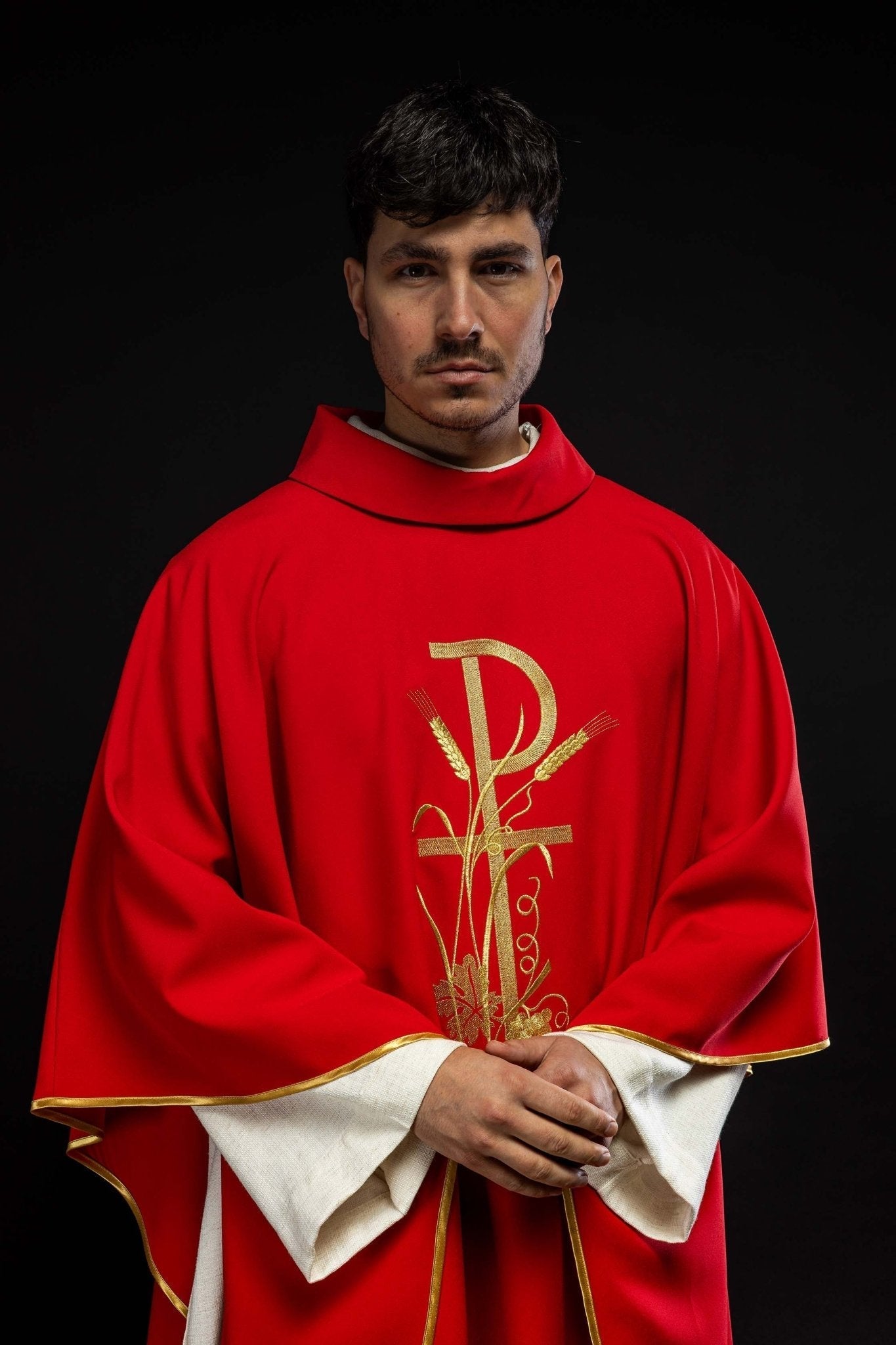 Chasuble rouge avec broderie de croix dorée KOR/026/02/12 CZERWONY - CHASUBLES.FR