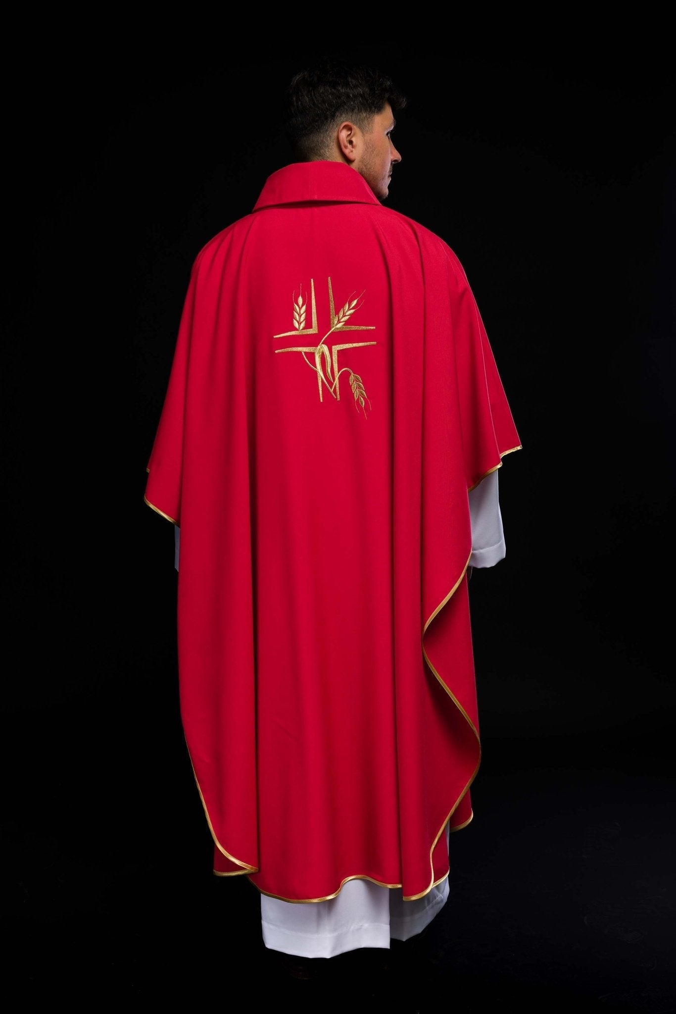 Chasuble rouge avec broderie de la Croix KOR/016/02/12 CZERWONY - CHASUBLES.FR