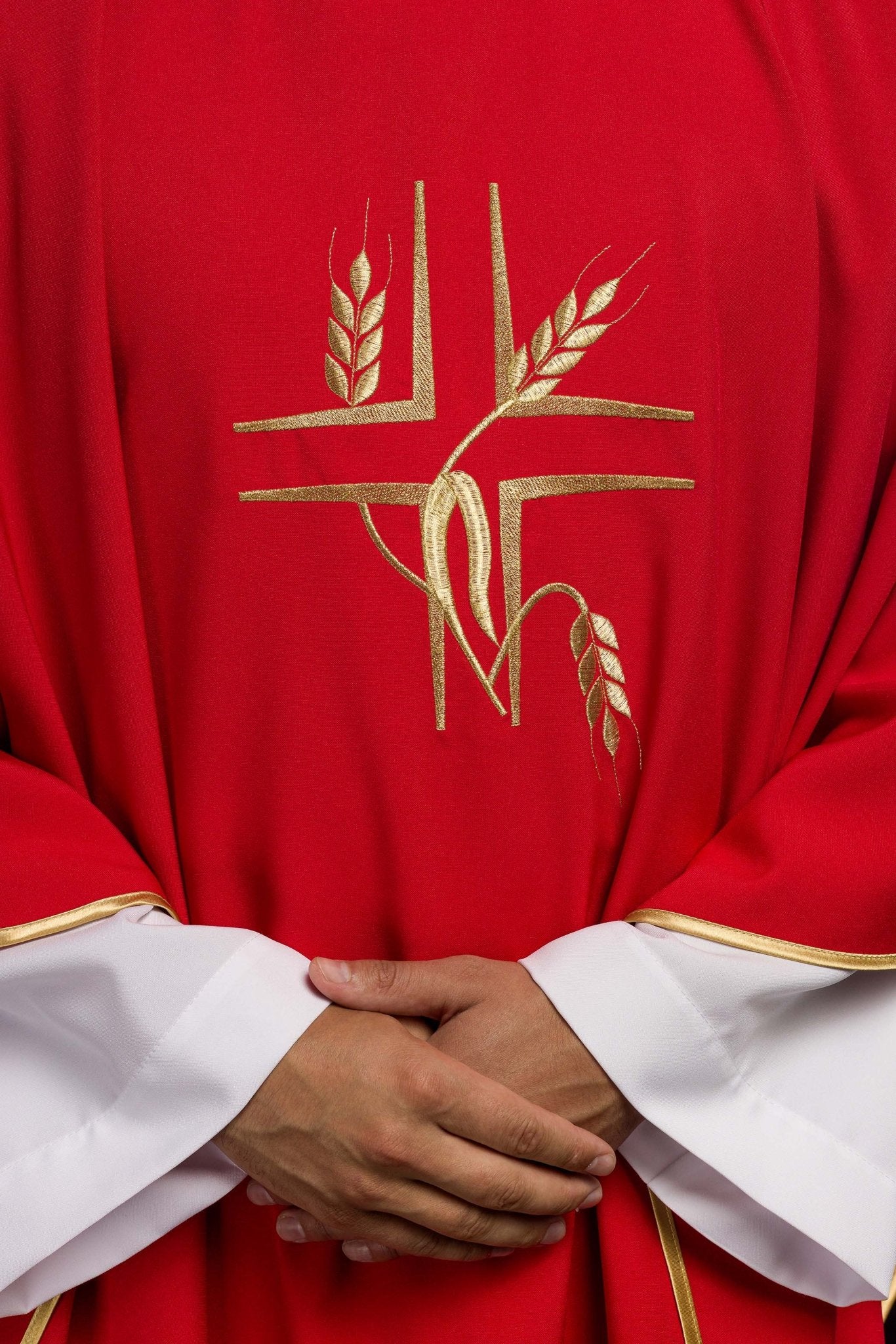 Chasuble rouge avec broderie de la Croix KOR/016/02/12 CZERWONY - CHASUBLES.FR