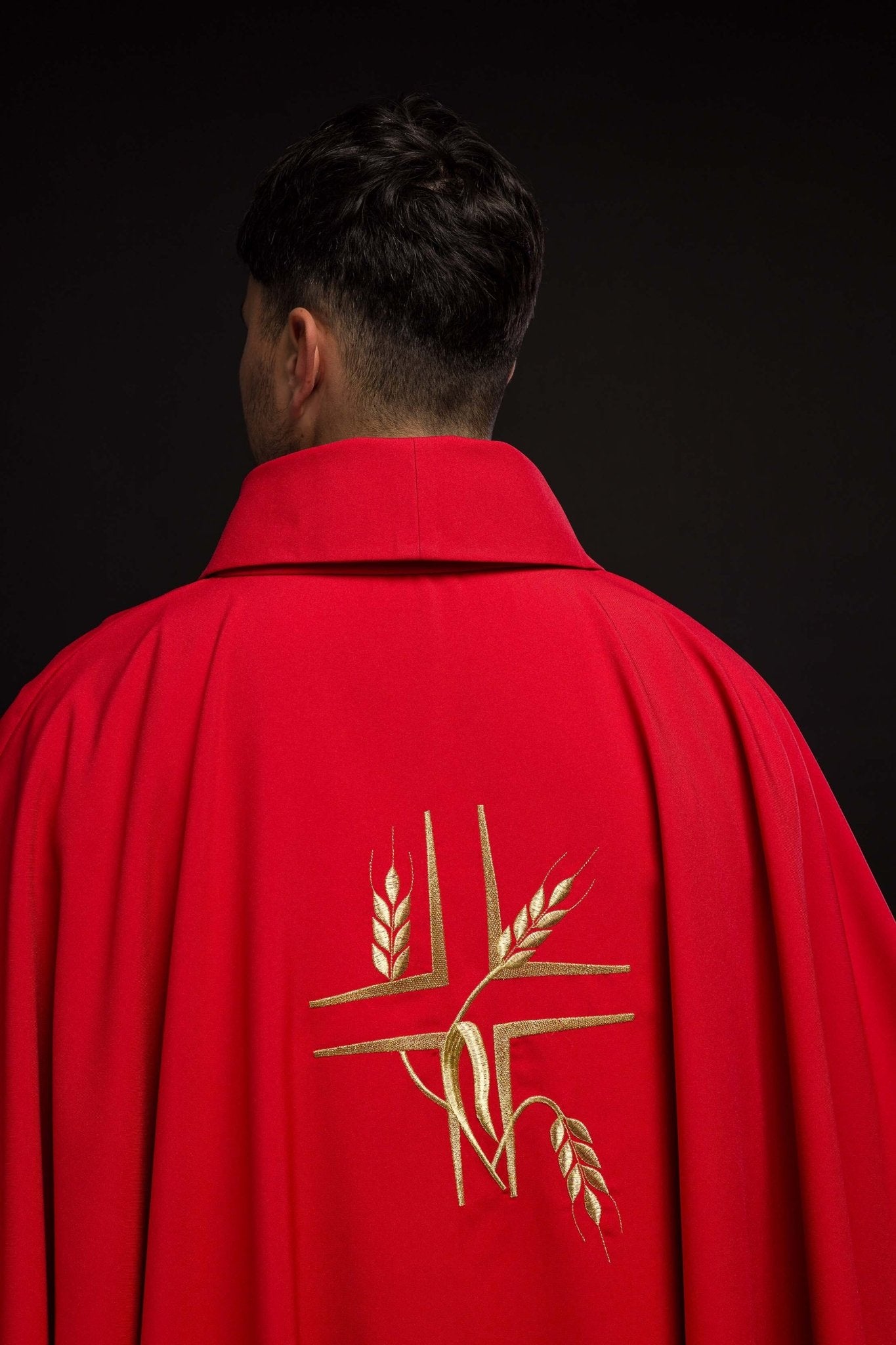 Chasuble rouge avec broderie de la Croix KOR/016/02/12 CZERWONY - CHASUBLES.FR