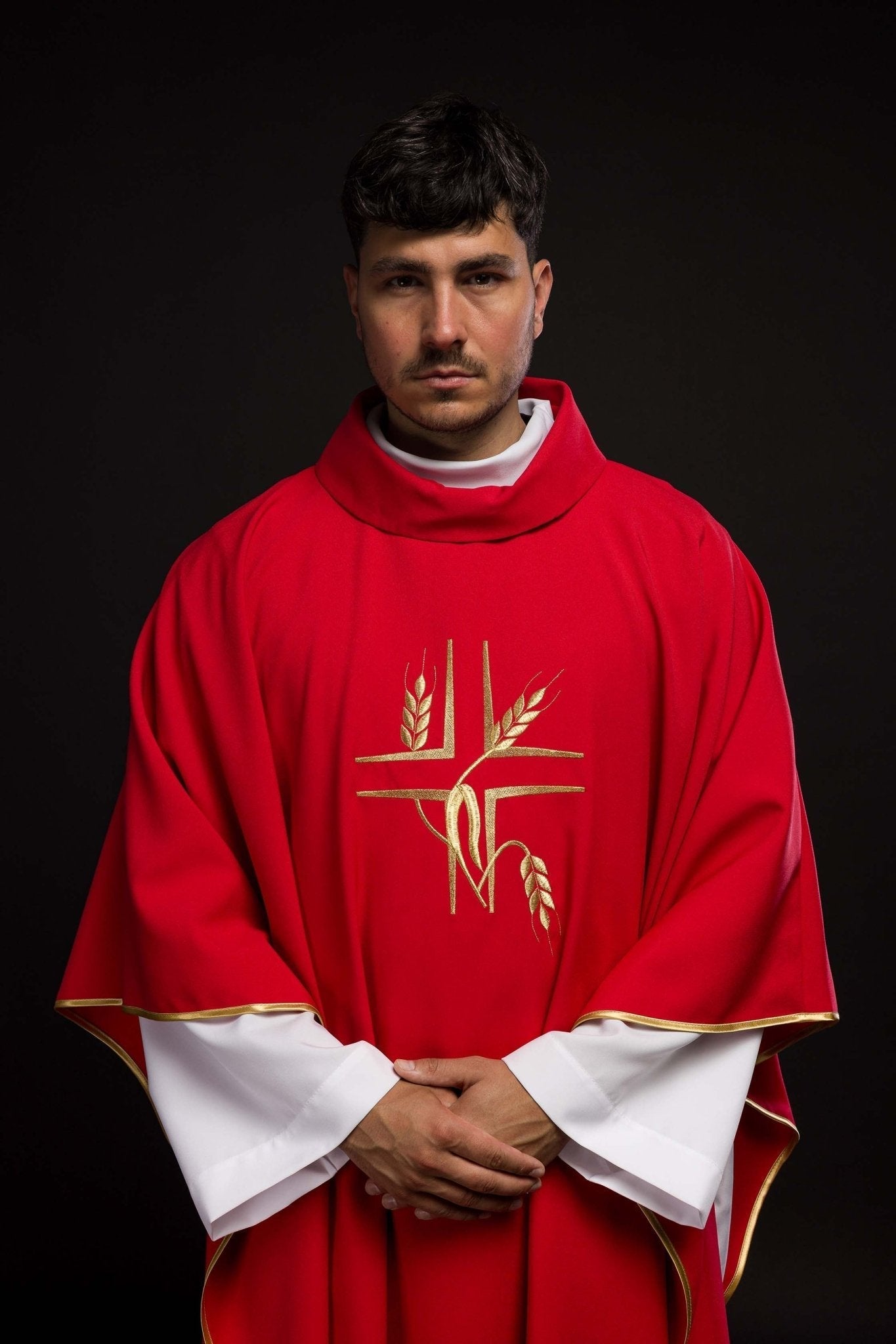 Chasuble rouge avec broderie de la Croix KOR/016/02/12 CZERWONY - CHASUBLES.FR
