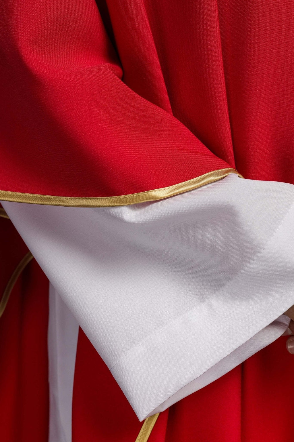 Chasuble rouge avec broderie de la Croix KOR/016/02/12 CZERWONY - CHASUBLES.FR