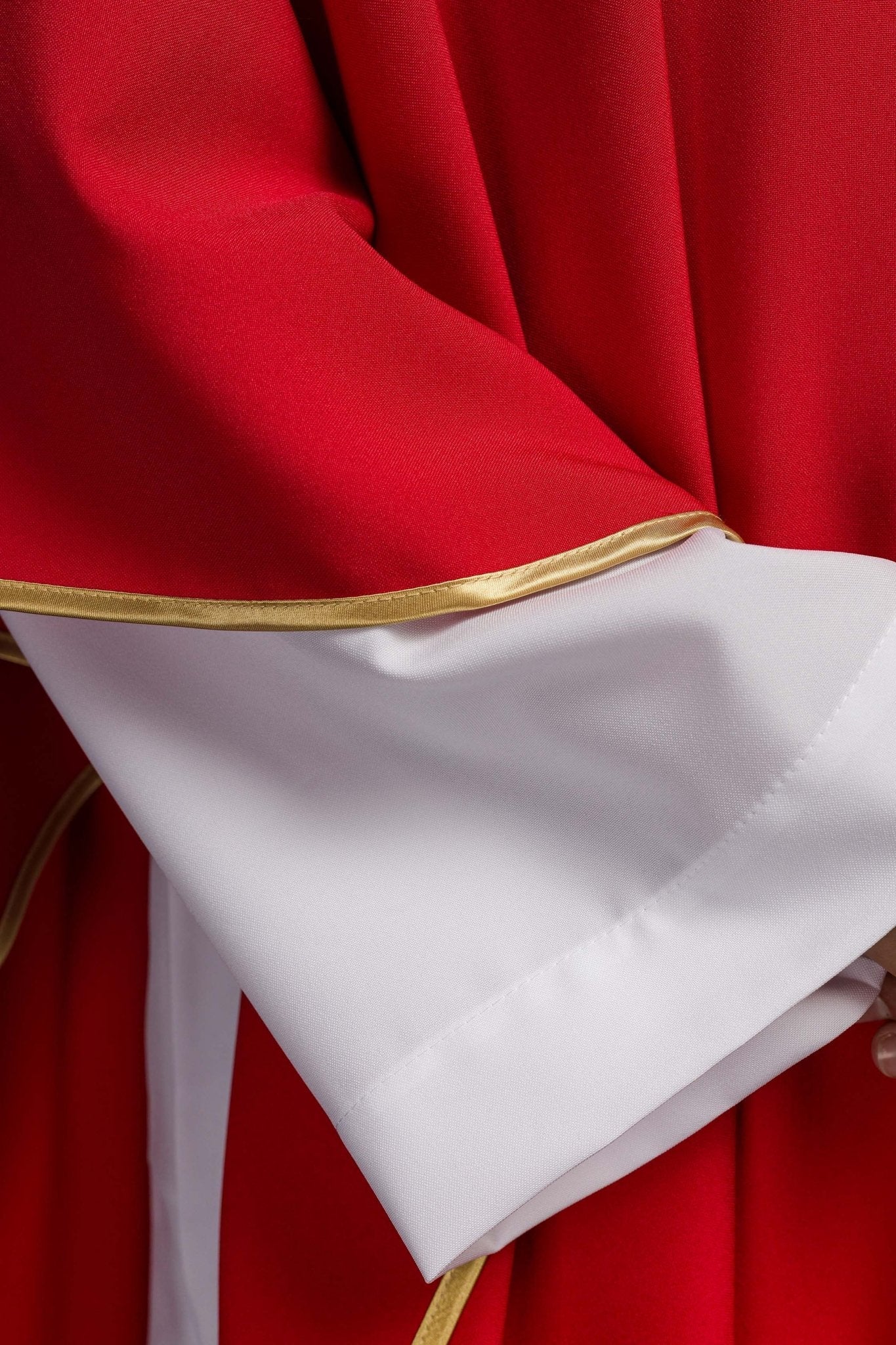 Chasuble rouge avec broderie de la Croix KOR/016/02/12 CZERWONY - CHASUBLES.FR