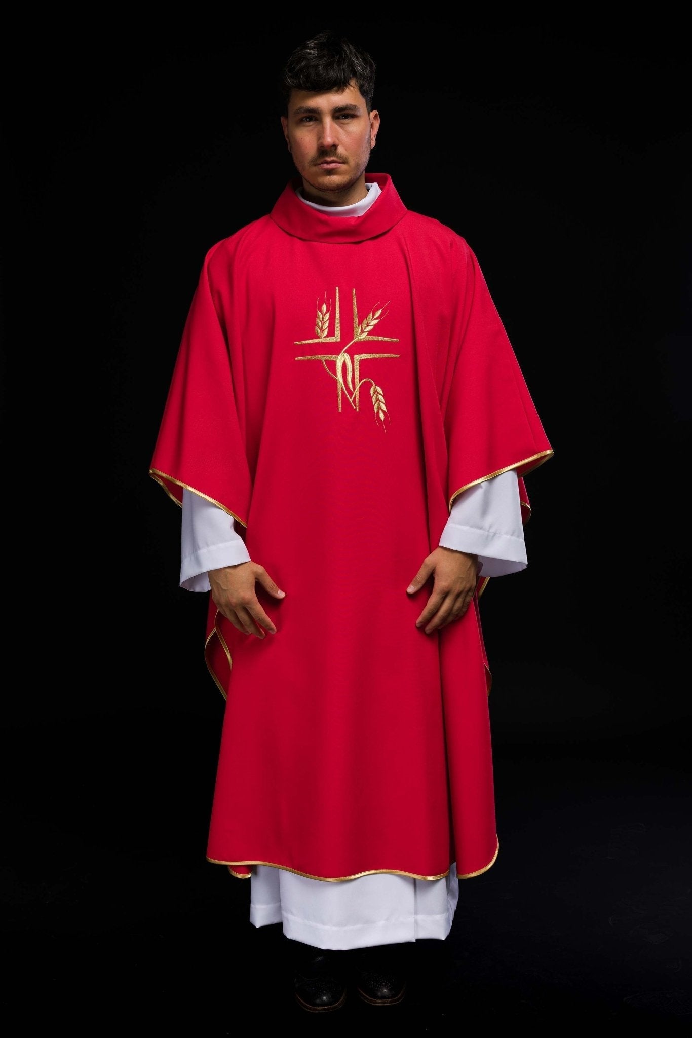Chasuble rouge avec broderie de la Croix KOR/016/02/12 CZERWONY - CHASUBLES.FR