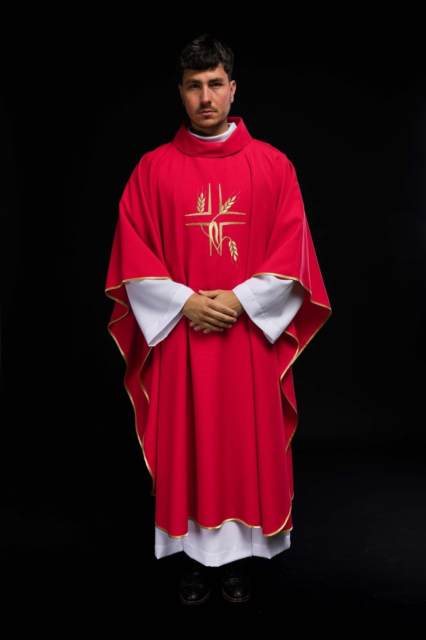 Chasuble rouge avec broderie de la Croix KOR/016/02/12 CZERWONY - CHASUBLES.FR