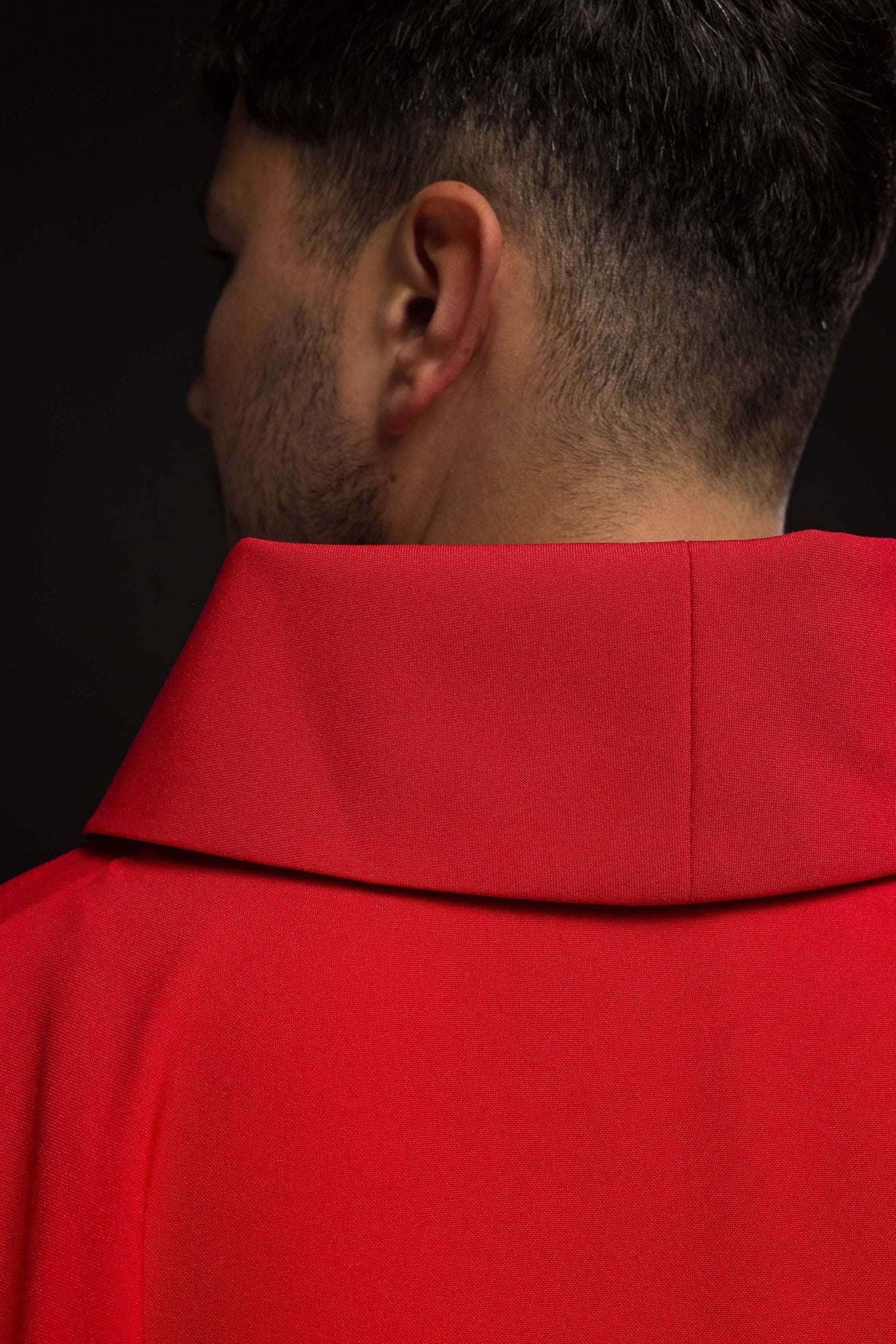 Chasuble rouge avec broderie IHS dorée KOR/032/02/12 CZERWONY - CHASUBLES.FR