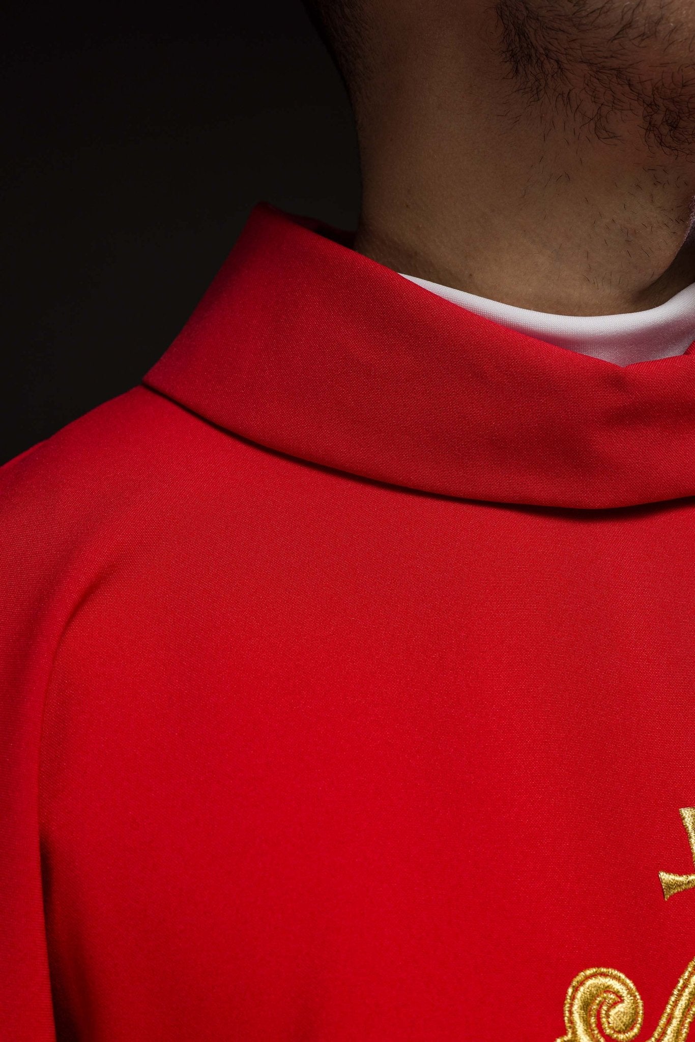 Chasuble rouge avec broderie IHS dorée KOR/032/02/12 CZERWONY - CHASUBLES.FR