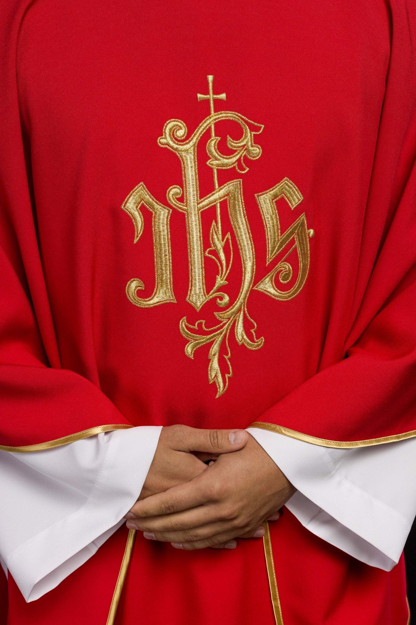 Chasuble rouge avec broderie IHS dorée KOR/032/02/12 CZERWONY - CHASUBLES.FR
