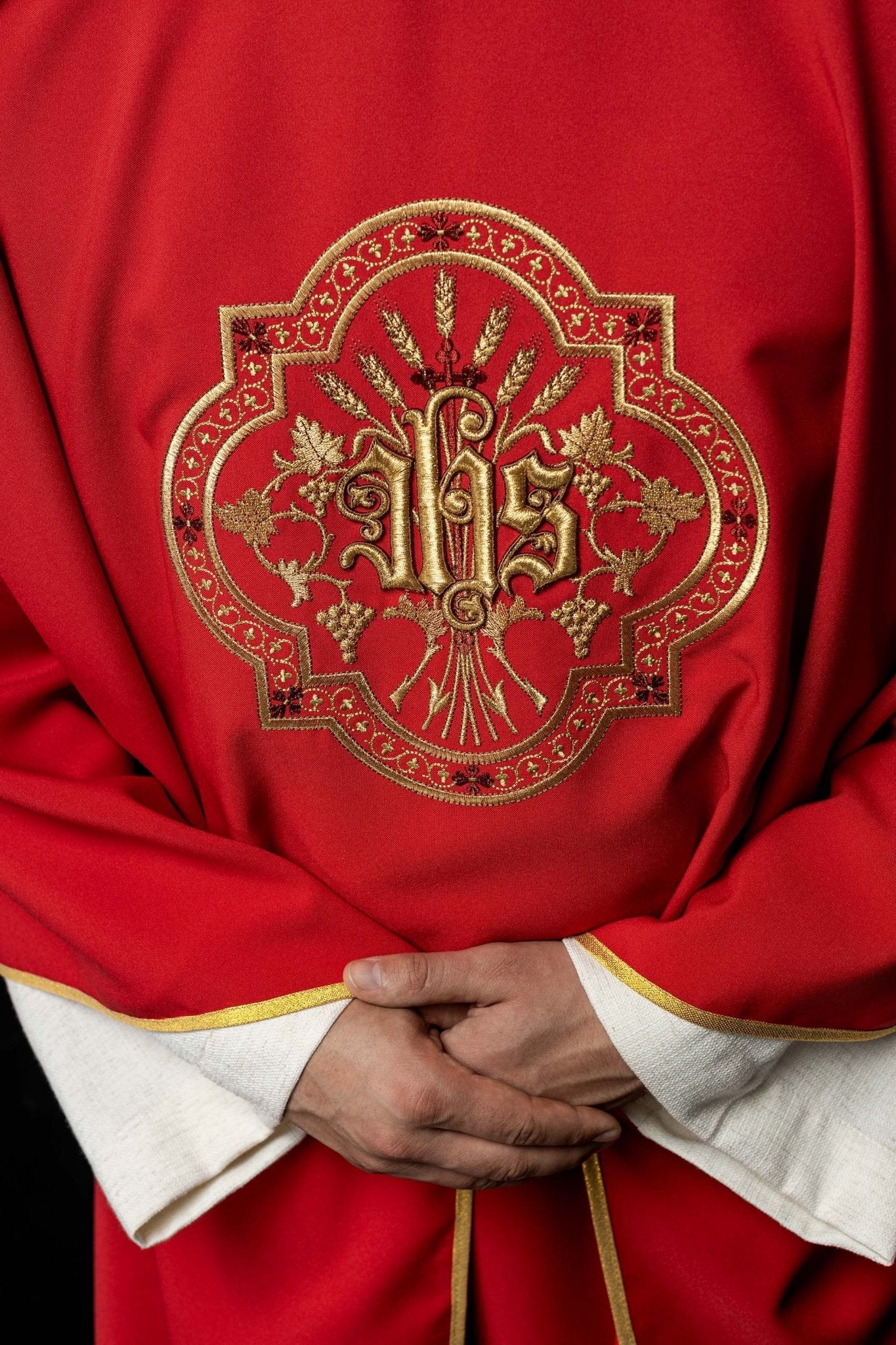 Chasuble rouge avec broderie IHS et PAX KOR/119/02/01 CZERWONY - CHASUBLES.FR