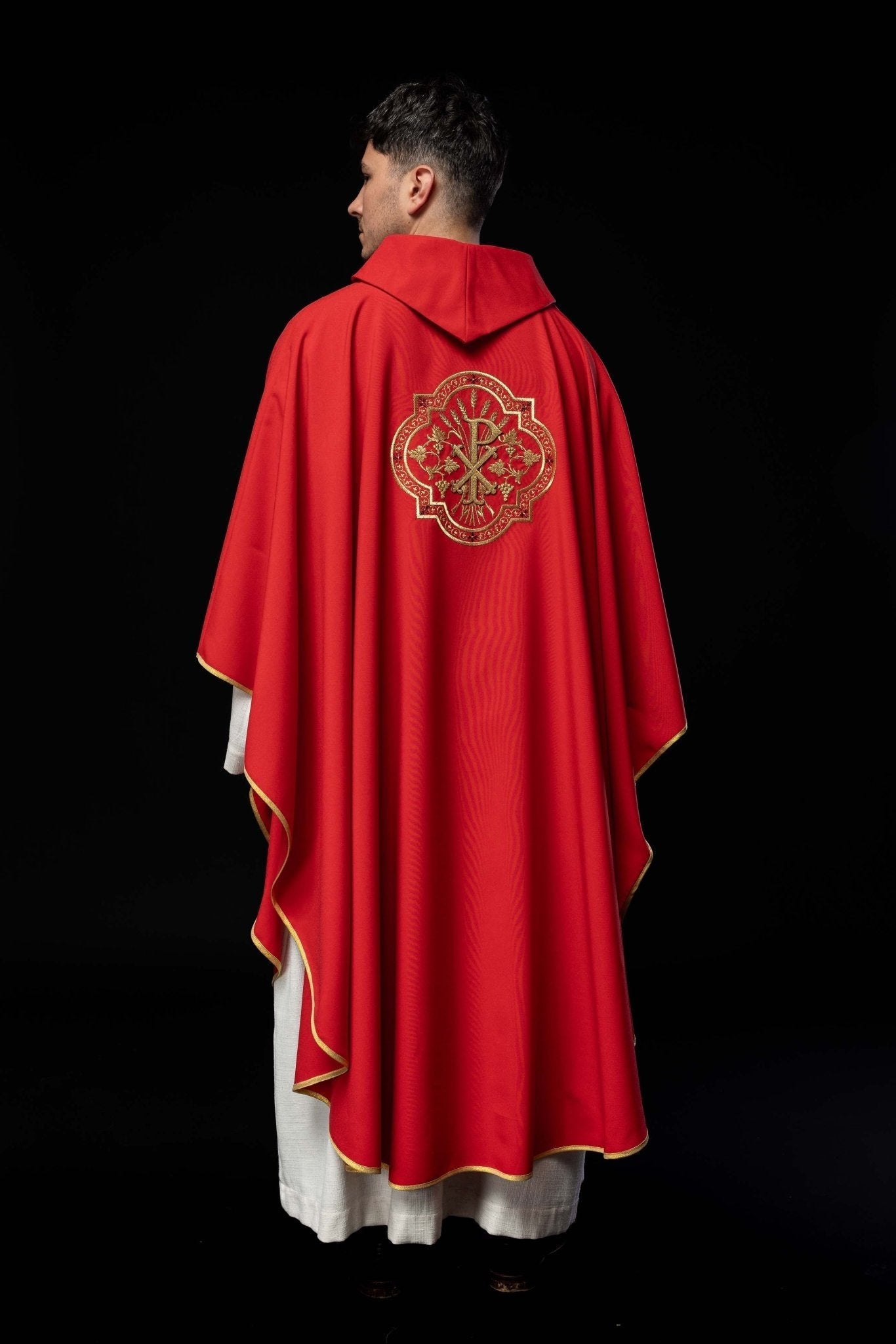 Chasuble rouge avec broderie IHS et PAX KOR/119/02/01 CZERWONY - CHASUBLES.FR