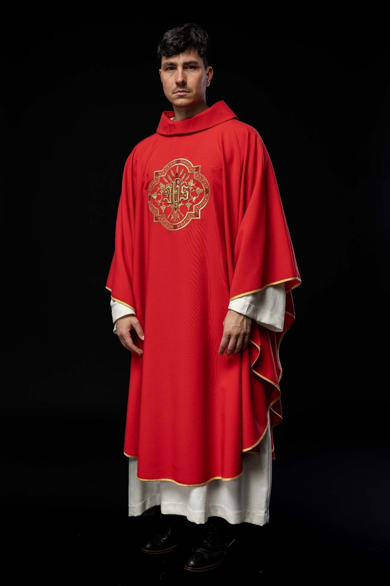 Chasuble rouge avec broderie IHS et PAX KOR/119/02/01 CZERWONY - CHASUBLES.FR