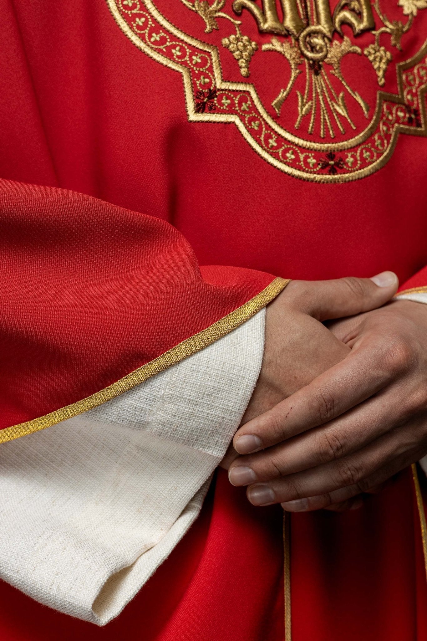 Chasuble rouge avec broderie IHS et PAX KOR/119/02/01 CZERWONY - CHASUBLES.FR