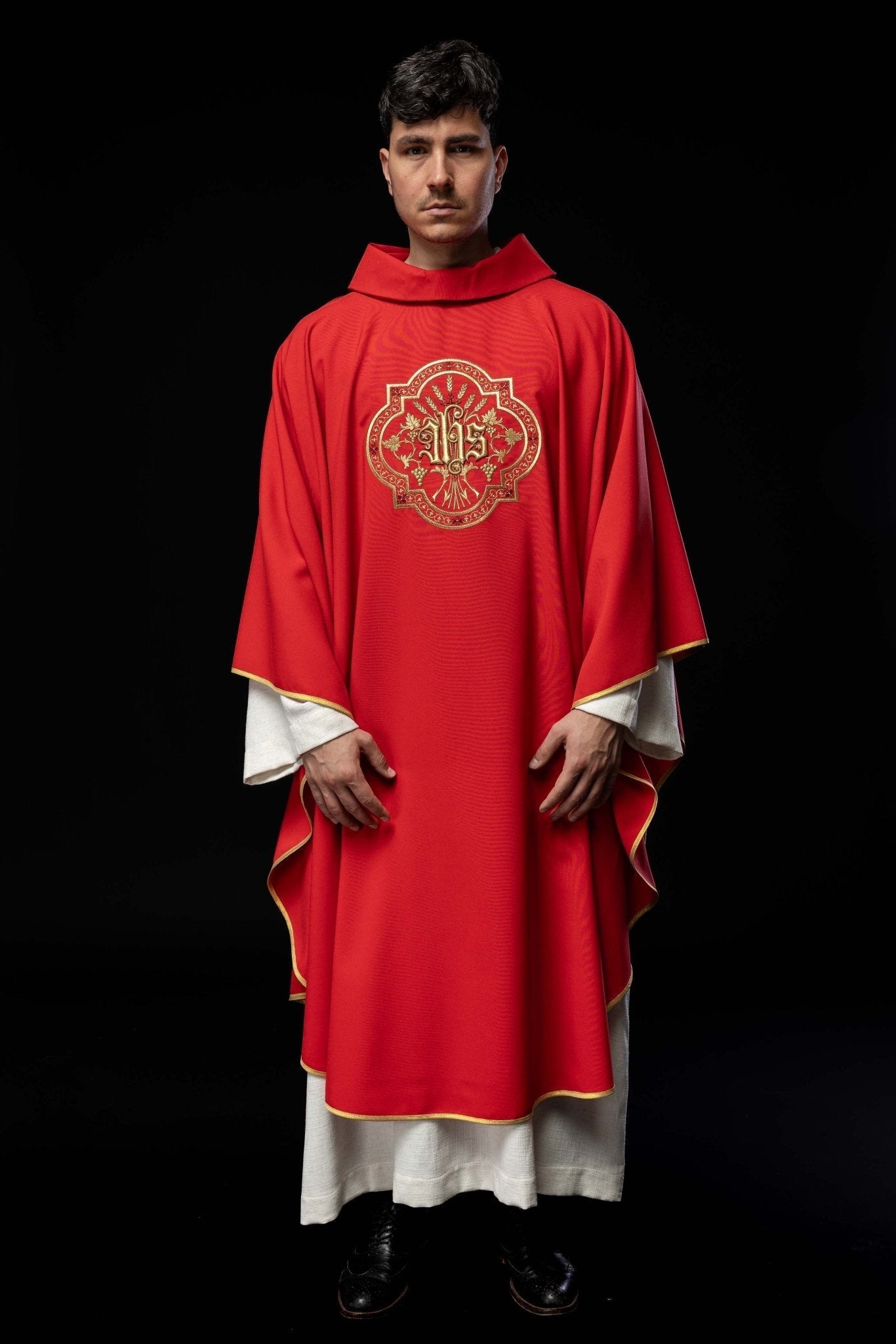 Chasuble rouge avec broderie IHS et PAX KOR/119/02/01 CZERWONY - CHASUBLES.FR