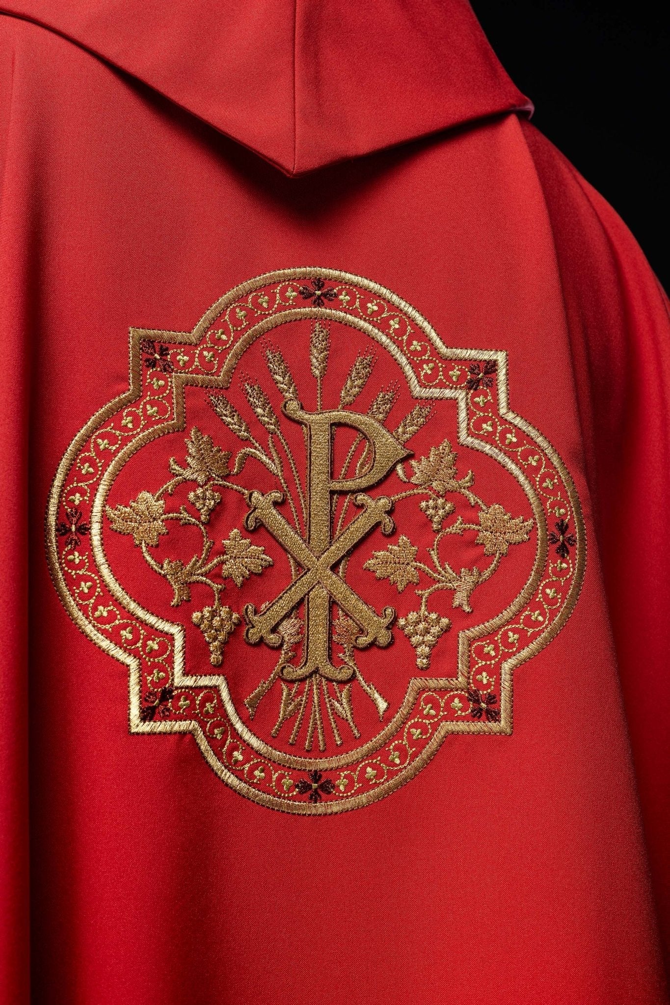 Chasuble rouge avec broderie IHS et PAX KOR/119/02/01 CZERWONY - CHASUBLES.FR