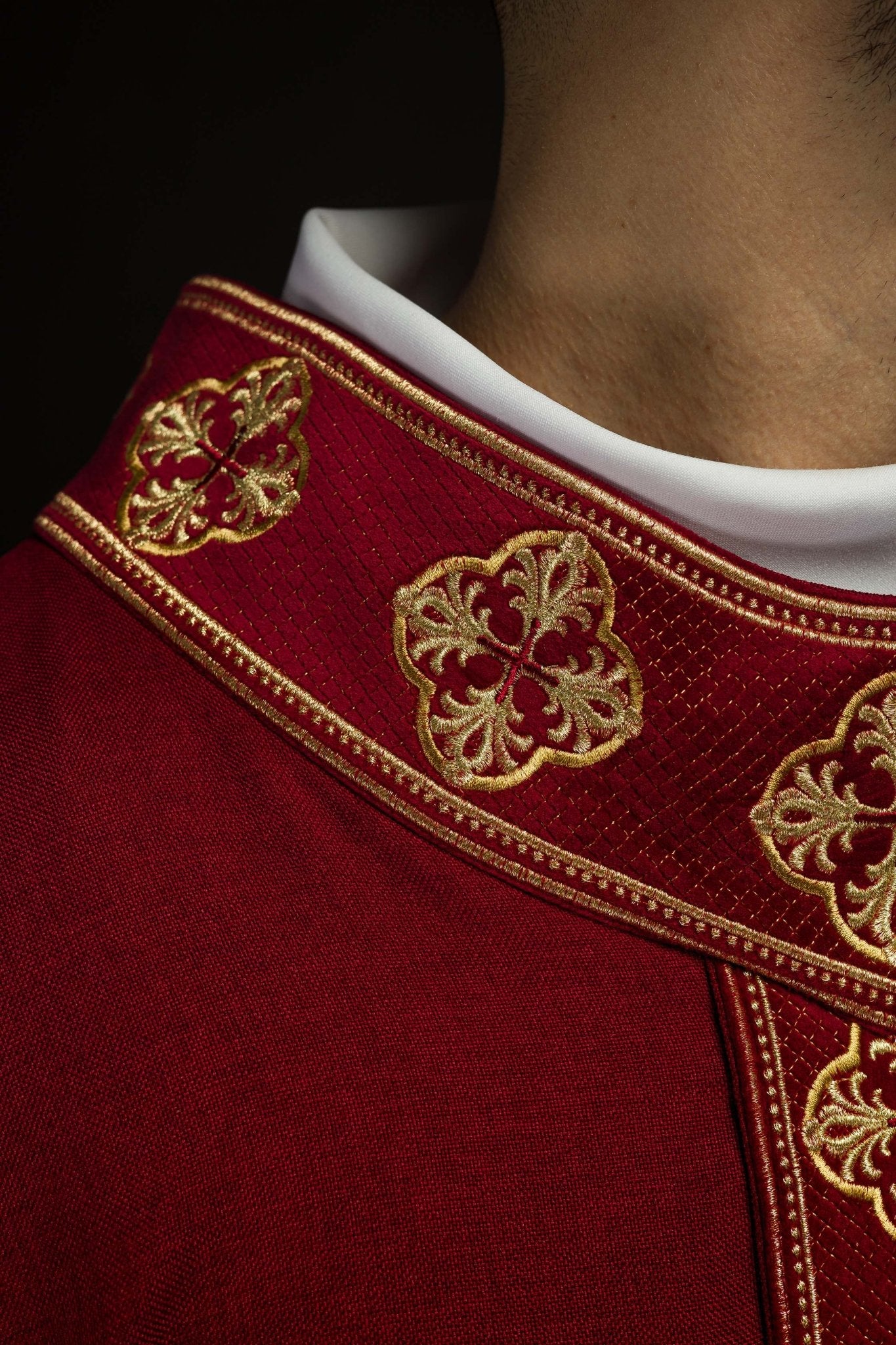 Chasuble rouge avec ceinture brodée et collier croisé S-7069-02-70 - CHASUBLES.FR