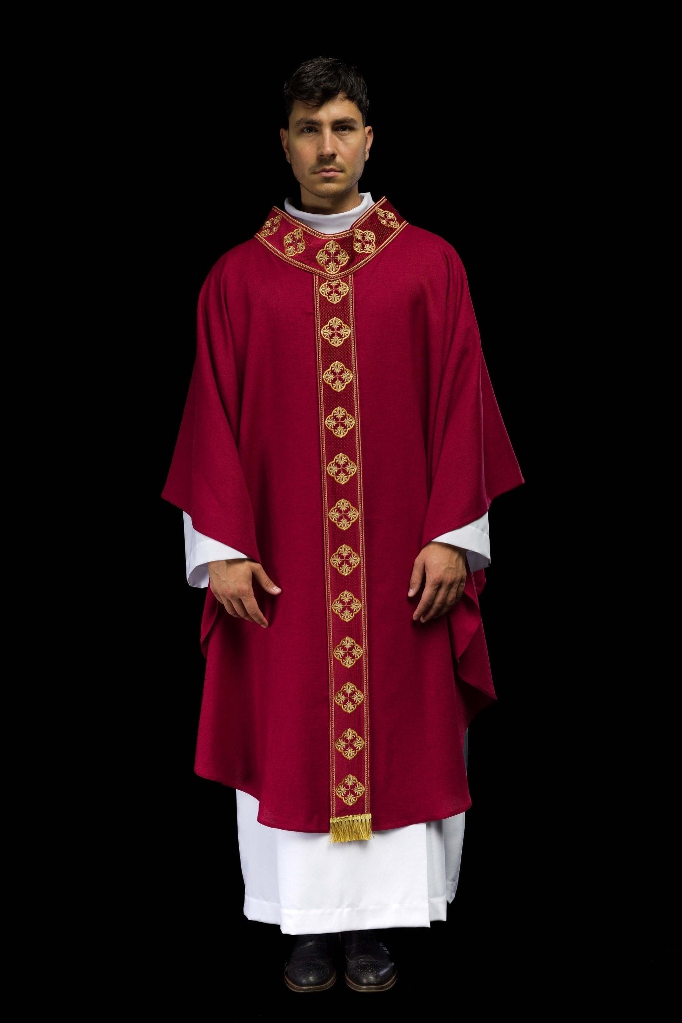 Chasuble rouge avec ceinture brodée et collier croisé S-7069-02-70 - CHASUBLES.FR