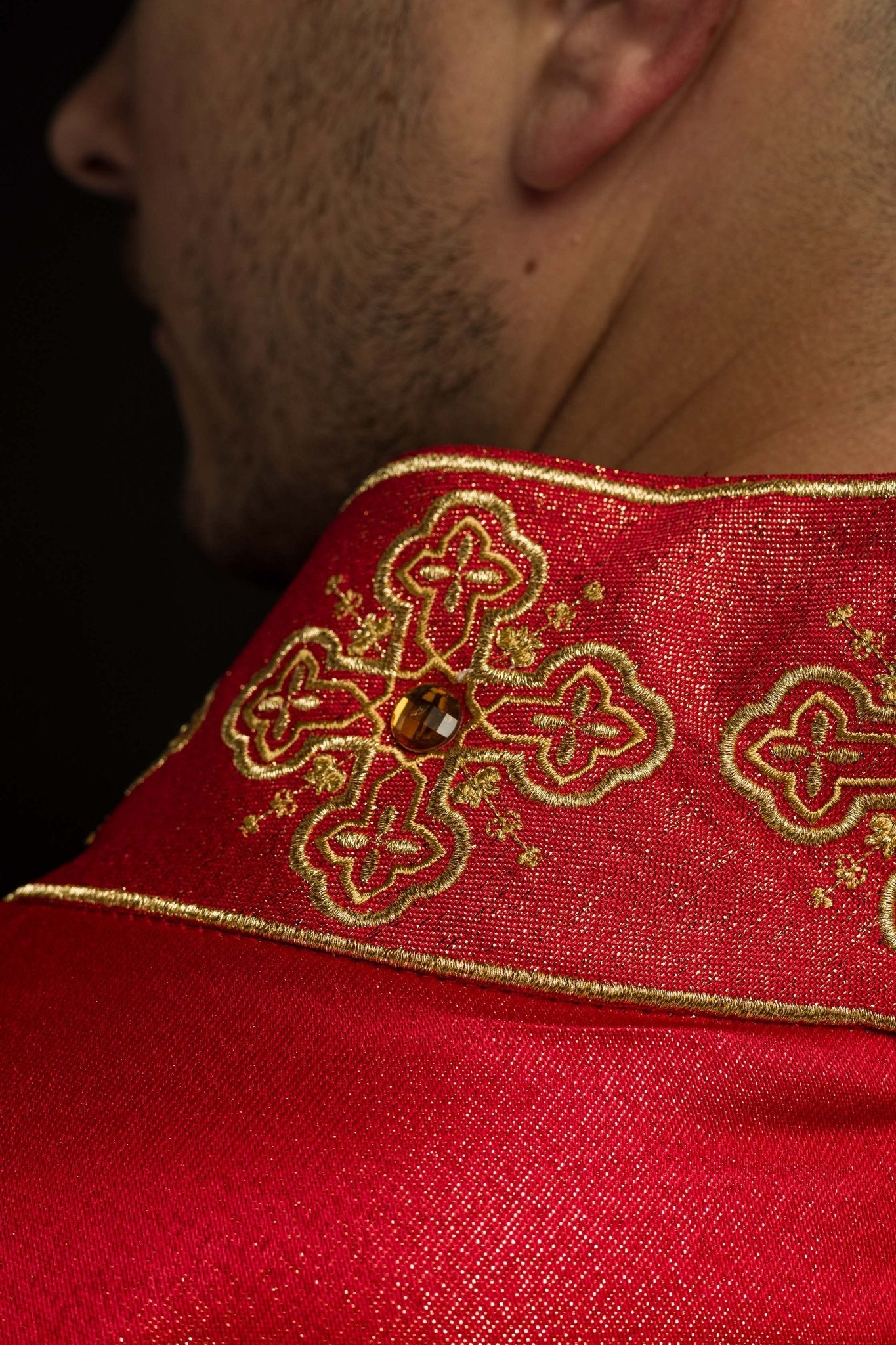 Chasuble rouge avec ceinture brodée et collier orné de pierres S-7056-02-54 - CHASUBLES.FR