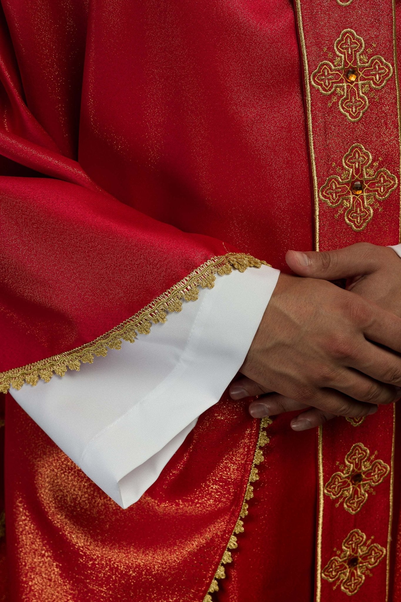 Chasuble rouge avec ceinture brodée et collier orné de pierres S-7056-02-54 - CHASUBLES.FR