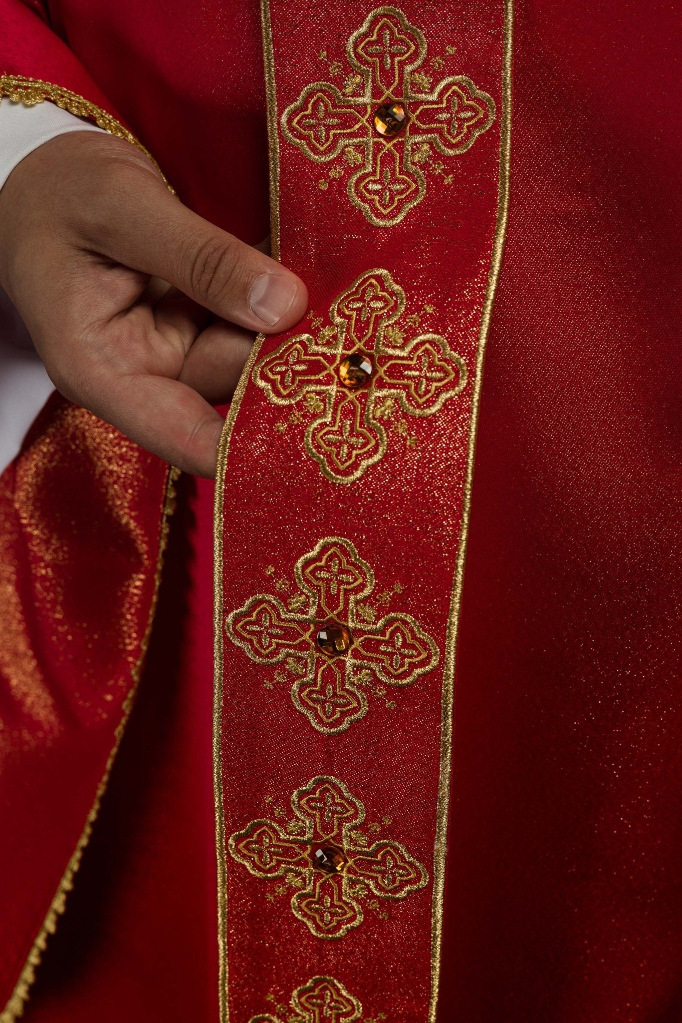 Chasuble rouge avec ceinture brodée et collier orné de pierres S-7056-02-54 - CHASUBLES.FR