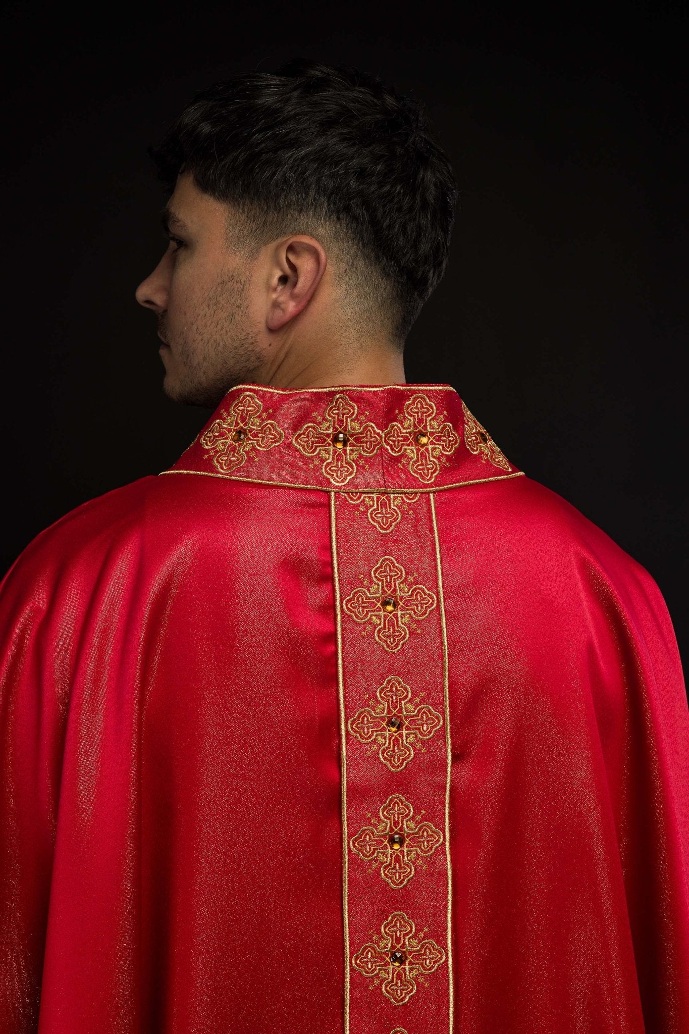 Chasuble rouge avec ceinture brodée et collier orné de pierres S-7056-02-54 - CHASUBLES.FR
