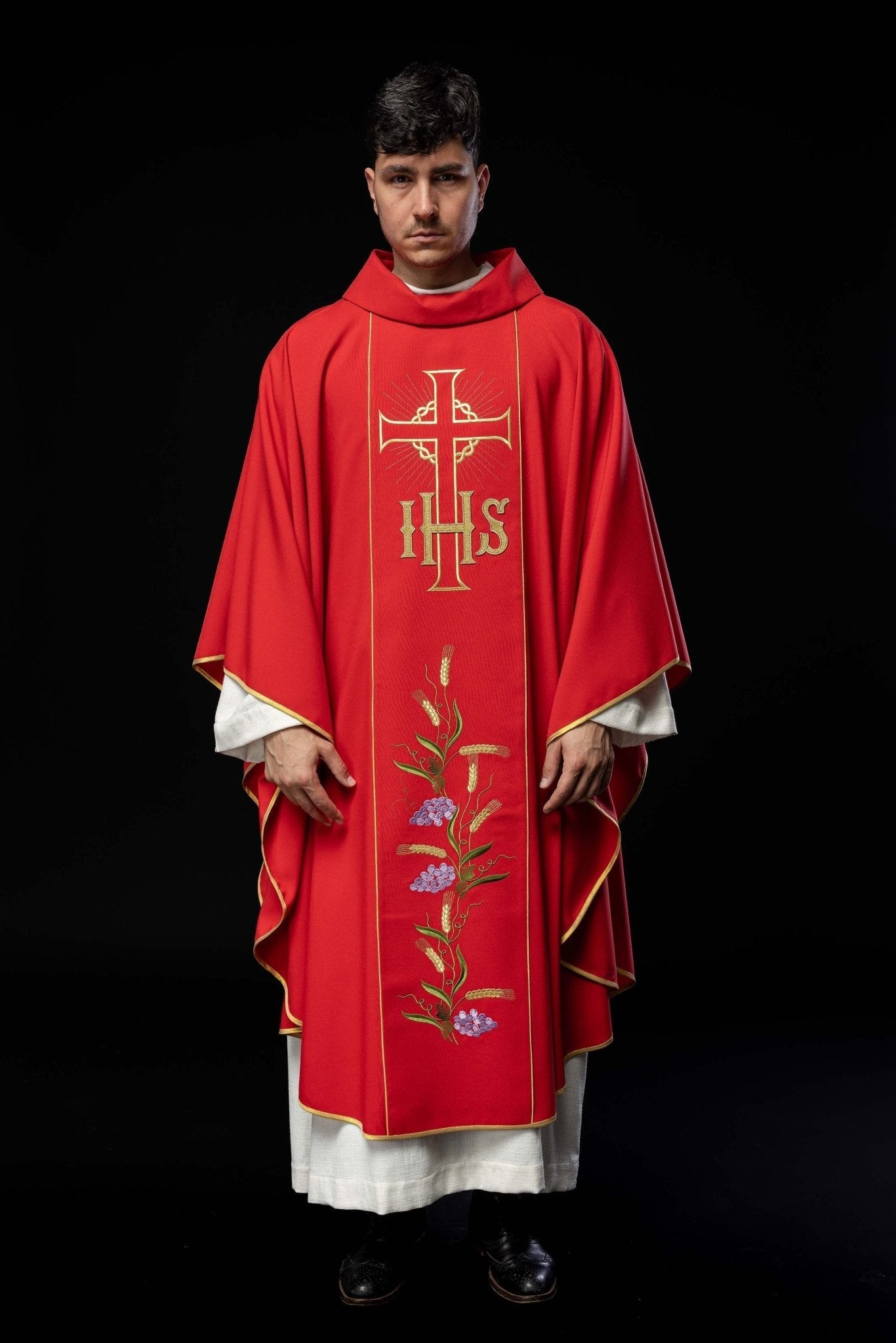 Chasuble rouge avec ceinture dorée décorée avec IHS et oreilles KOR/214/02/01 CZERWONY - CHASUBLES.FR