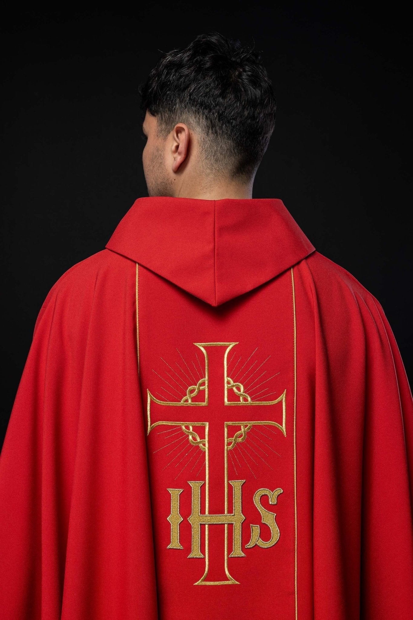 Chasuble rouge avec ceinture dorée décorée avec IHS et oreilles KOR/214/02/01 CZERWONY - CHASUBLES.FR