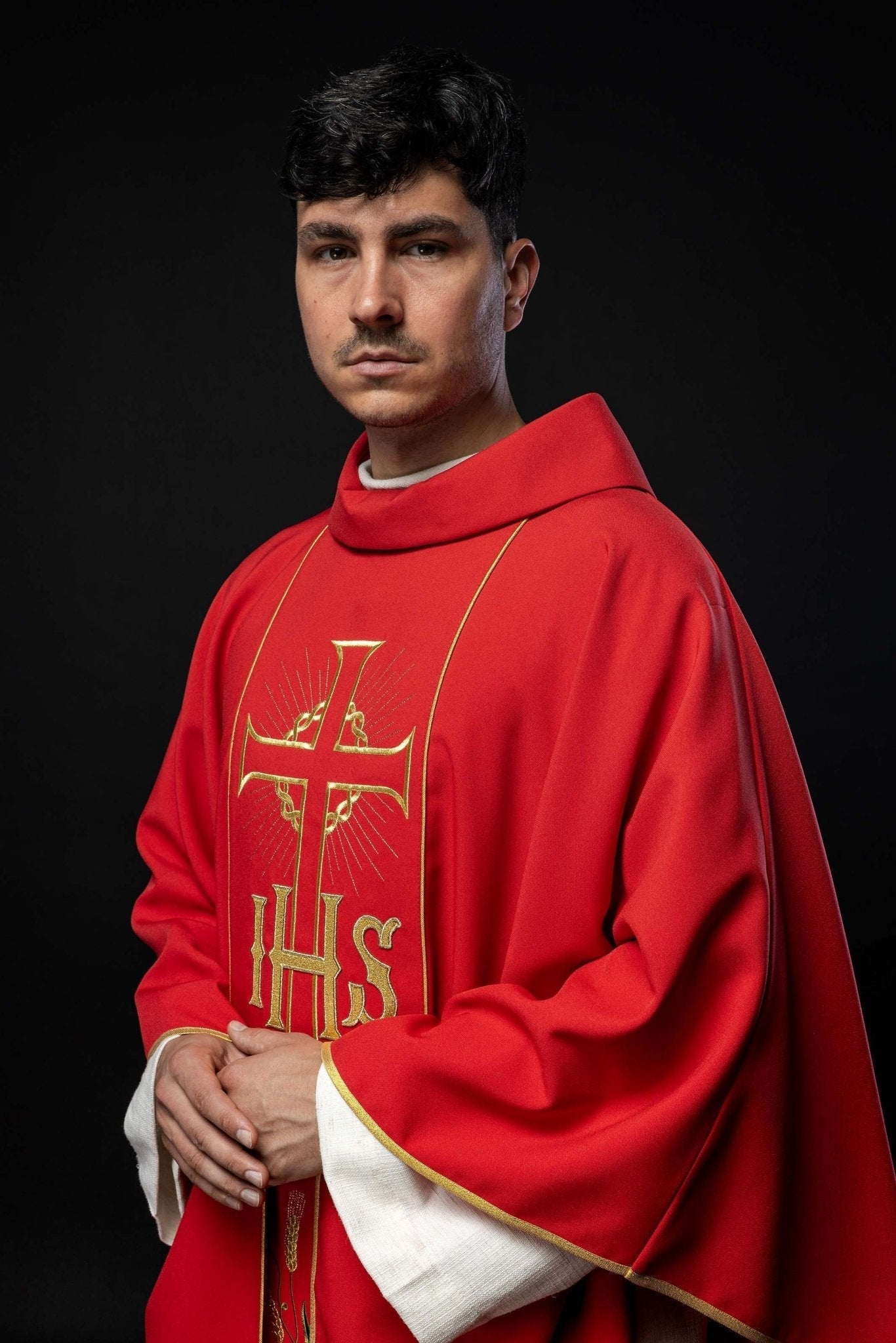 Chasuble rouge avec ceinture dorée décorée avec IHS et oreilles KOR/214/02/01 CZERWONY - CHASUBLES.FR