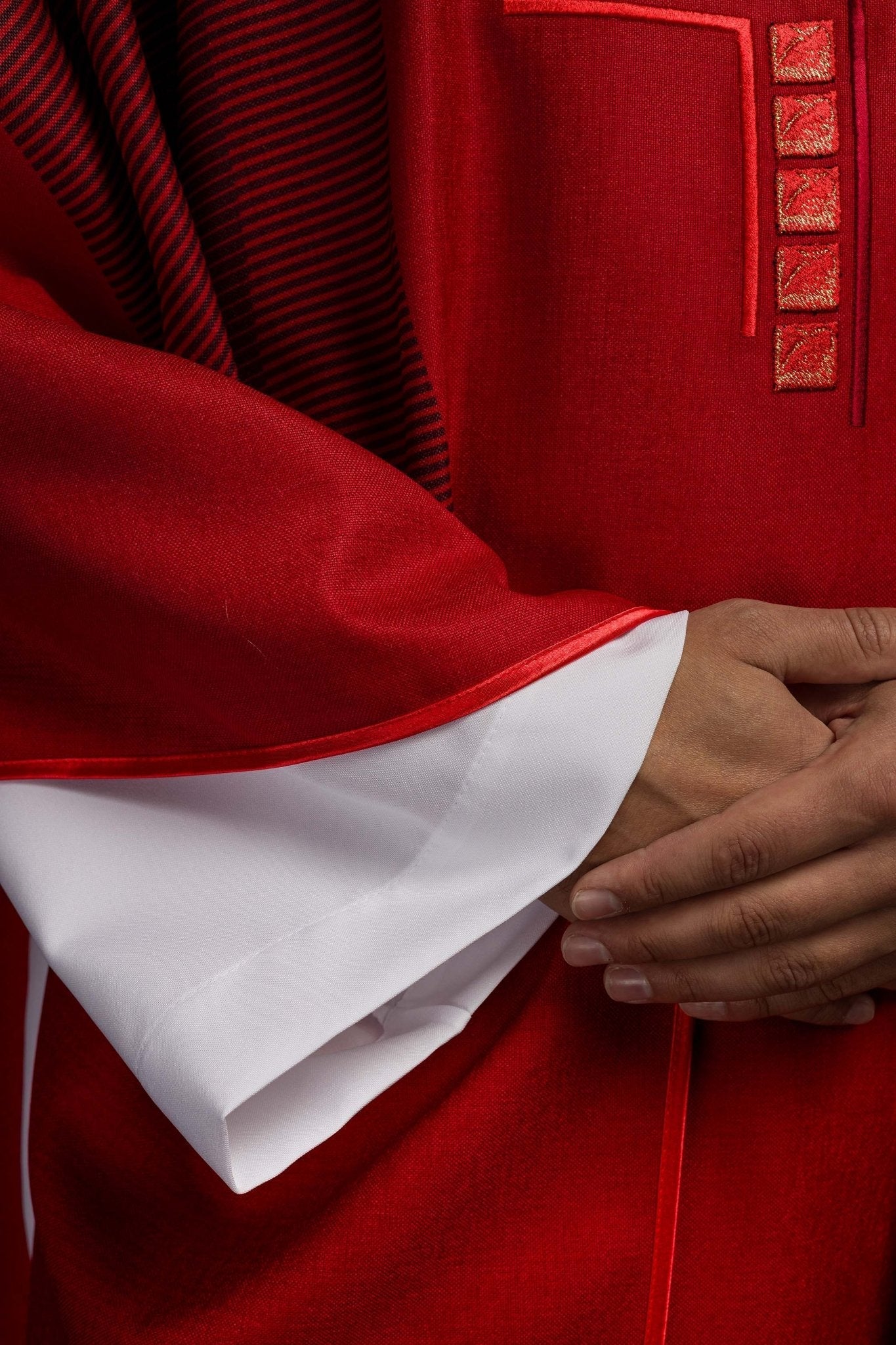 Chasuble rouge avec croix HA7036 - 02 CZERWONY - CHASUBLES.FR
