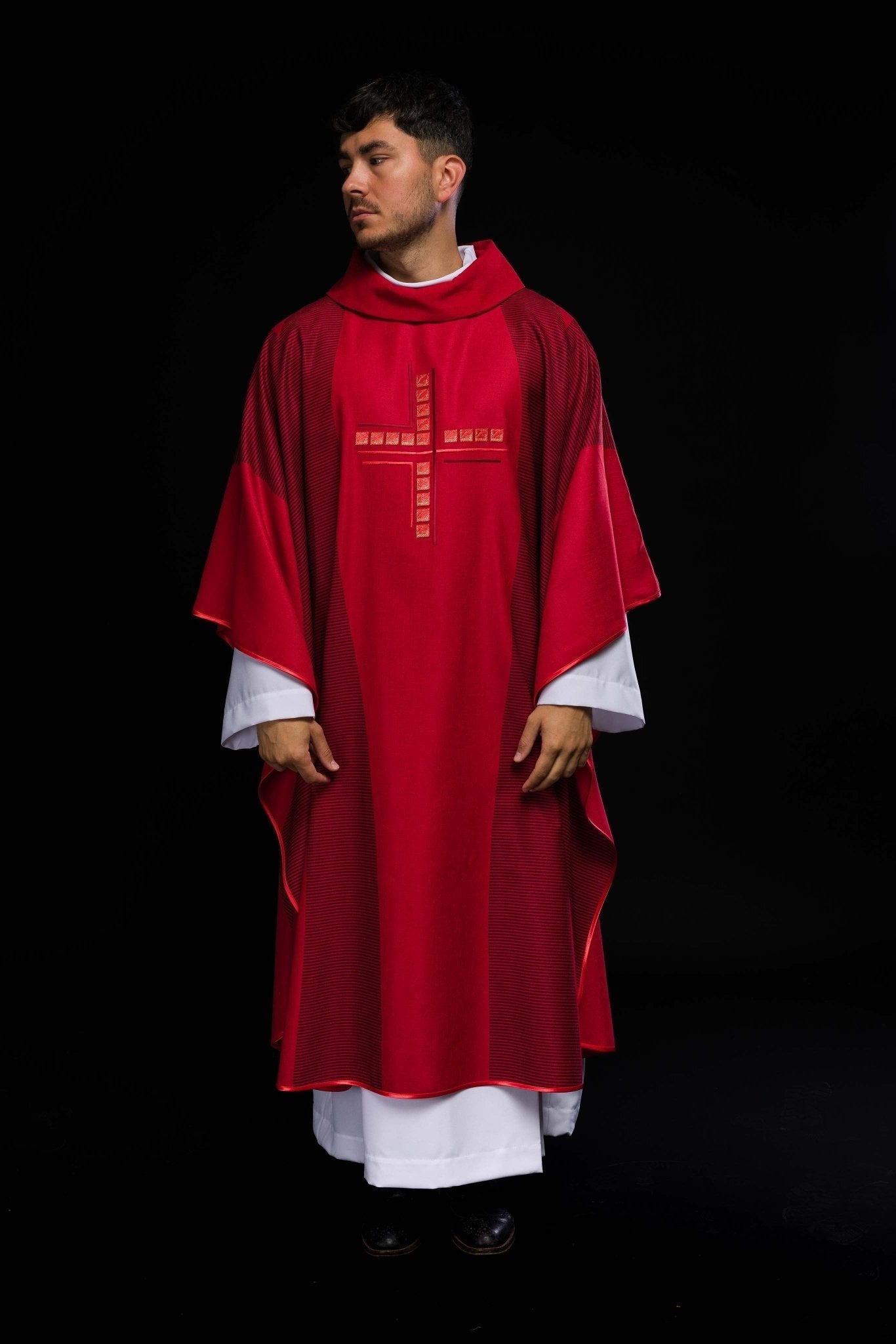 Chasuble rouge avec croix HA7036 - 02 CZERWONY - CHASUBLES.FR